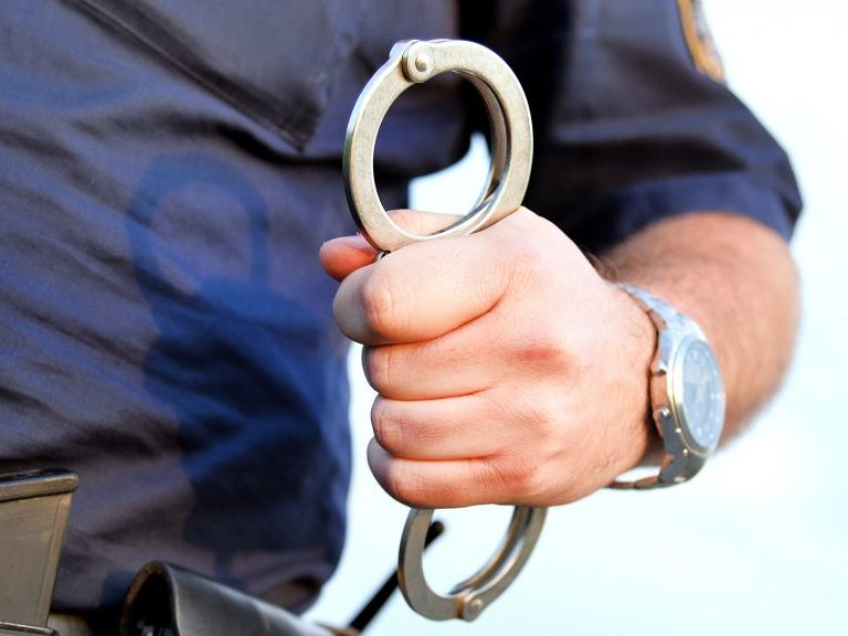 Der 44-jährige Wiener wurde festgenommen, nachdem er den beiden Männern mit dem Erschießen gedroht hatte.