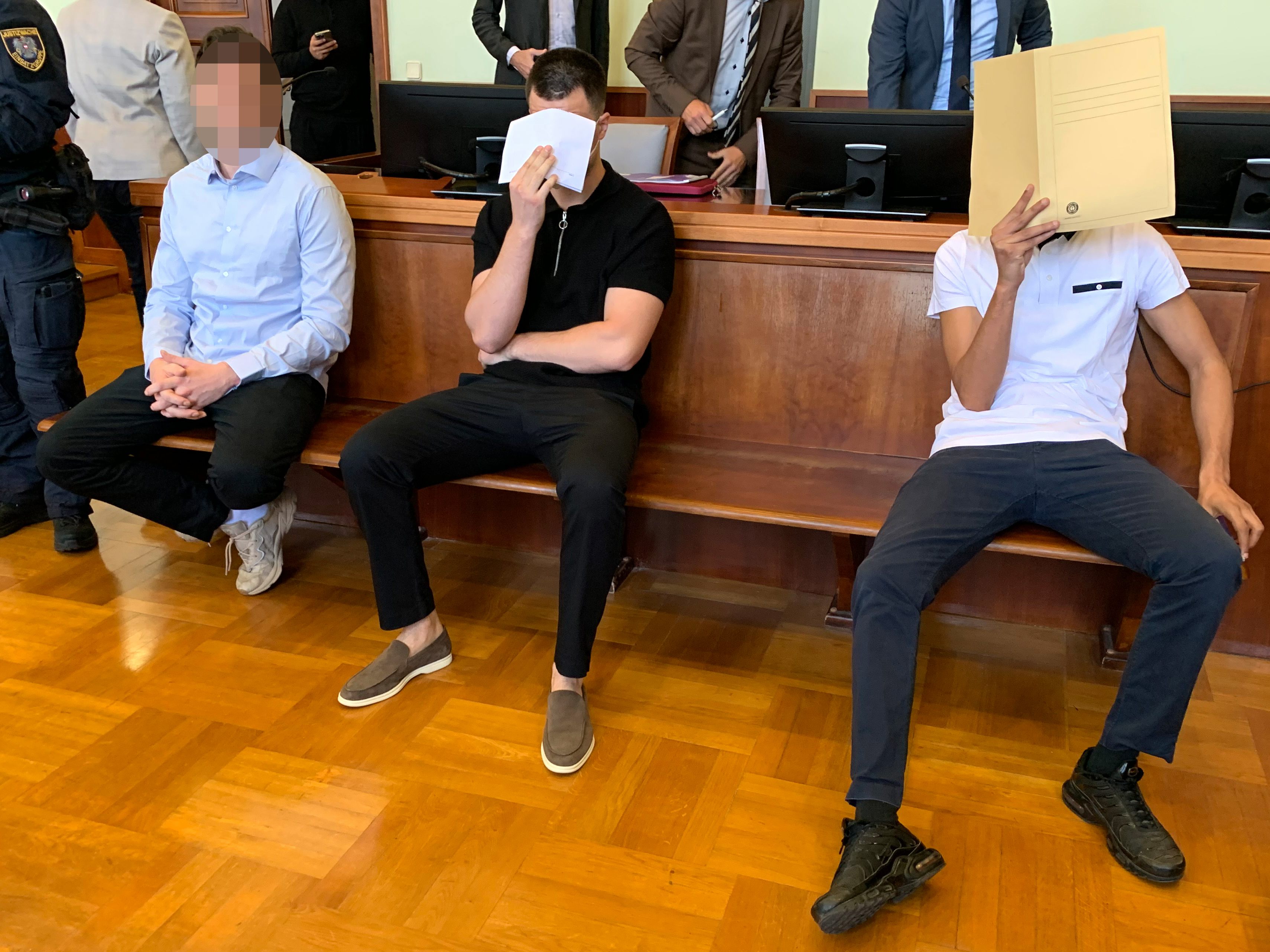 Die Bande bei ihrem ersten Prozess.