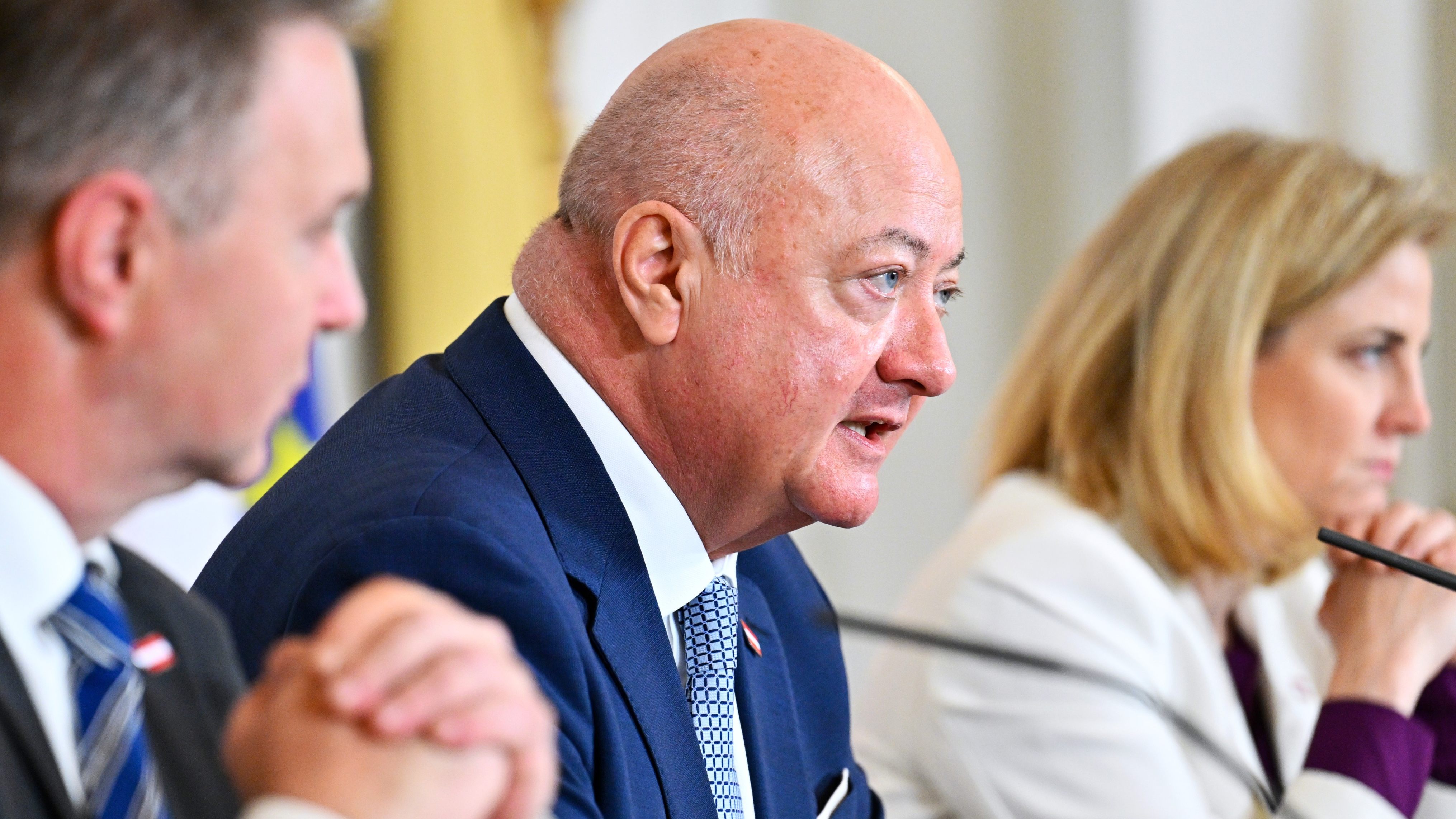 Bundeskanzler Christian Stocker (Mitte) neben Vizekanzler Andreas Babler (links) und Außenministerin Beate Meinl-Reisinger (rechts).