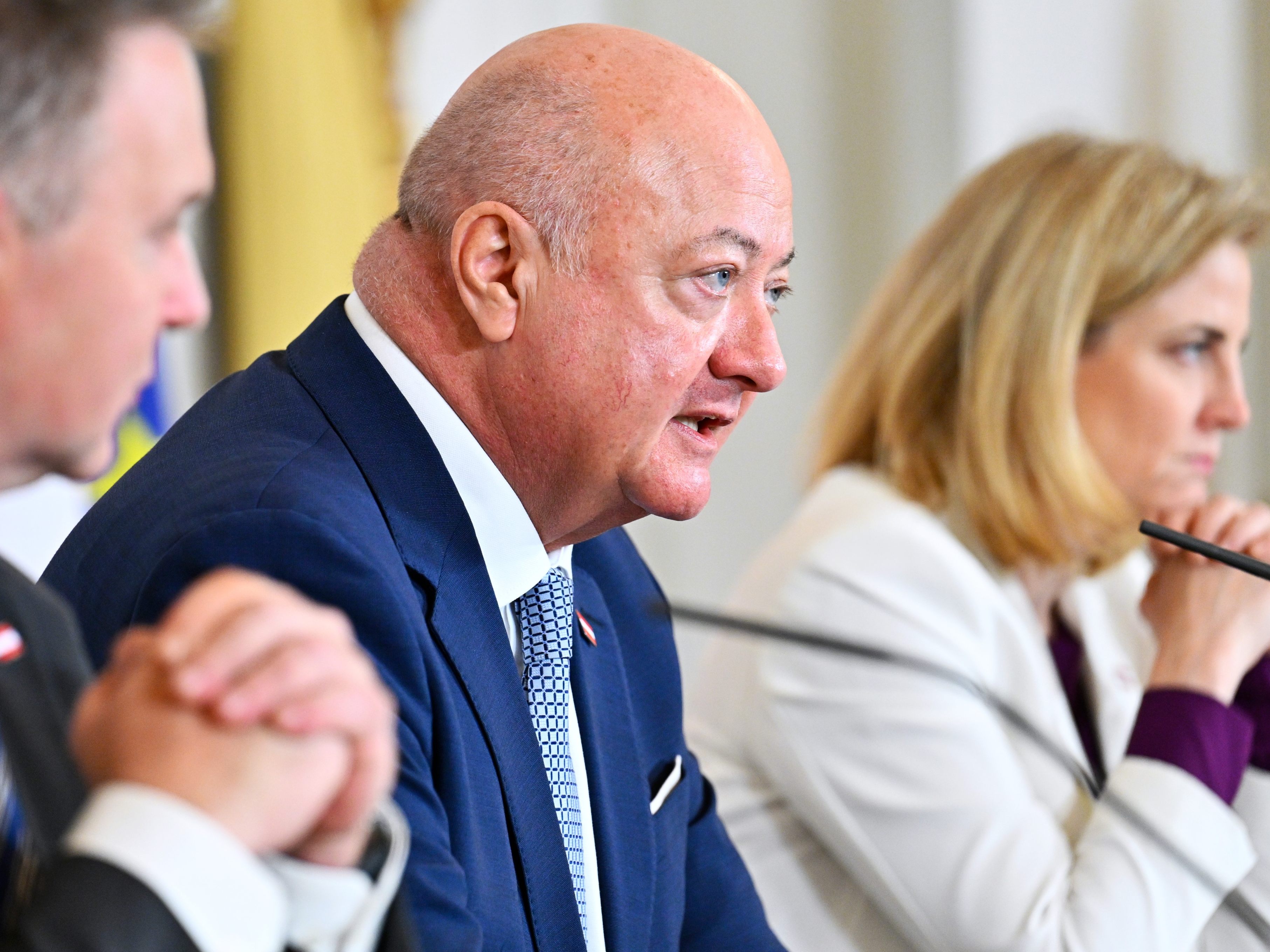 Bundeskanzler Christian Stocker (Mitte) neben Vizekanzler Andreas Babler (links) und Außenministerin Beate Meinl-Reisinger (rechts).