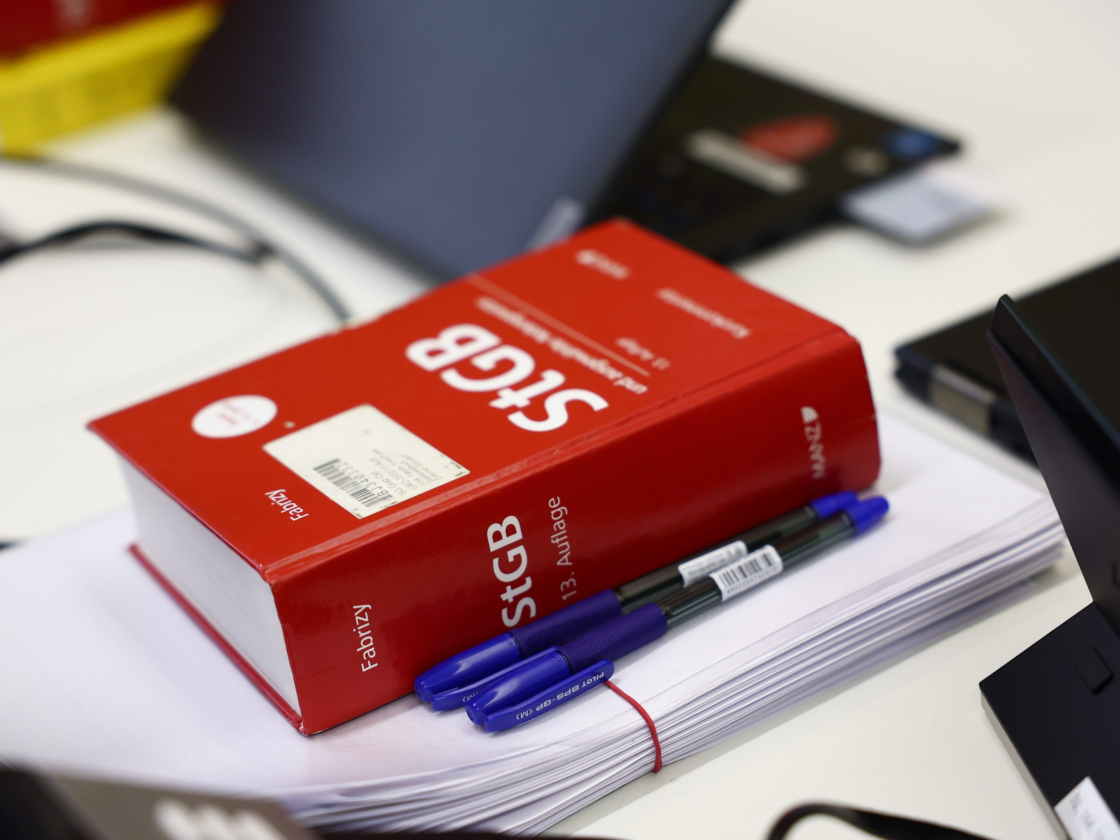 Die beiden 18-Jährigen werden wegen grob fahrlässiger Tötung angeklagt.