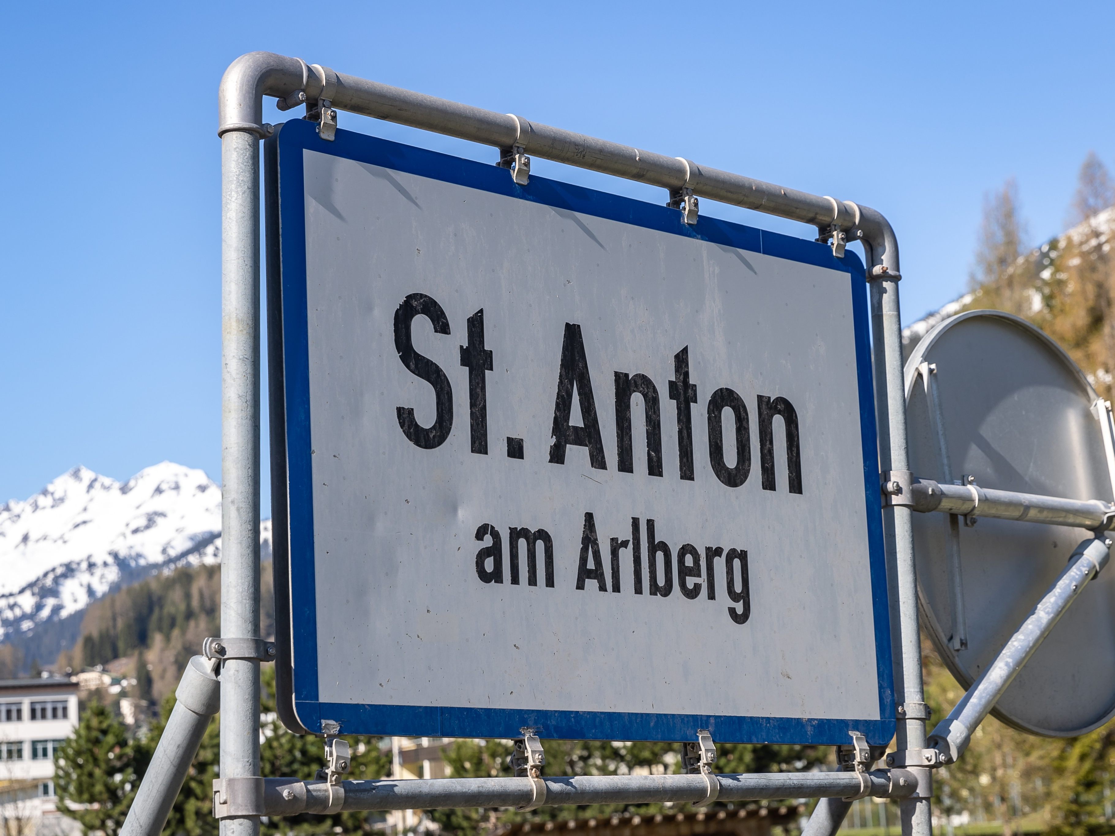 In einem Après-Ski-Lokal in St. Anton am Arlberg kam es am Freitagabend zu einem Streit, bei dem zwei Personen verletzt wurden.