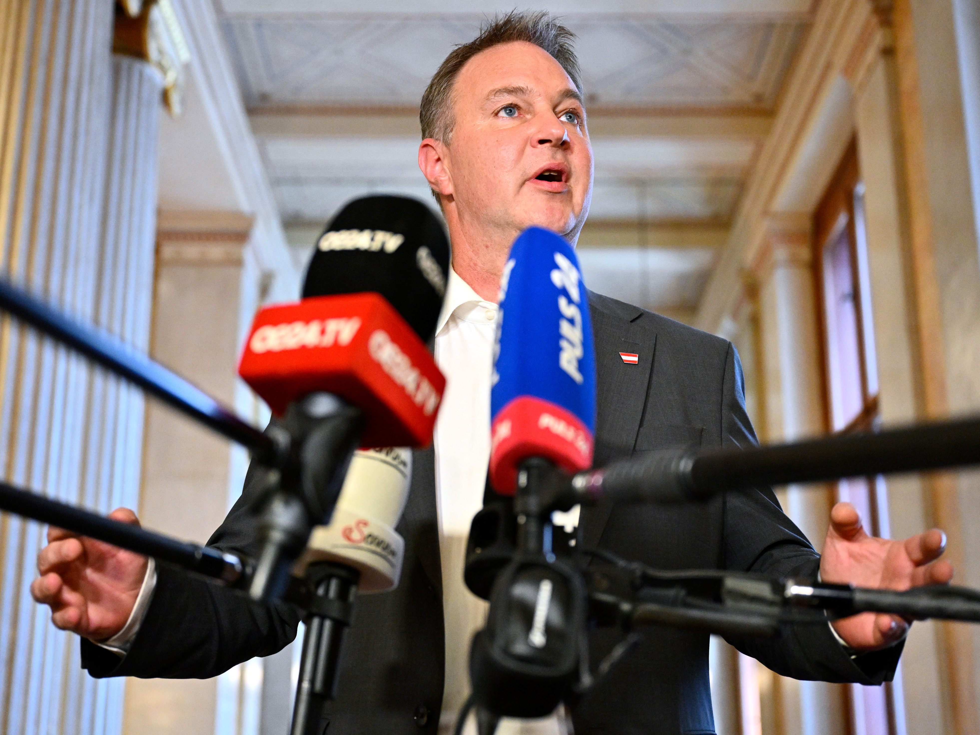 SPÖ-Chef Babler meldet 311 Millionen Euro Mietersparnis.