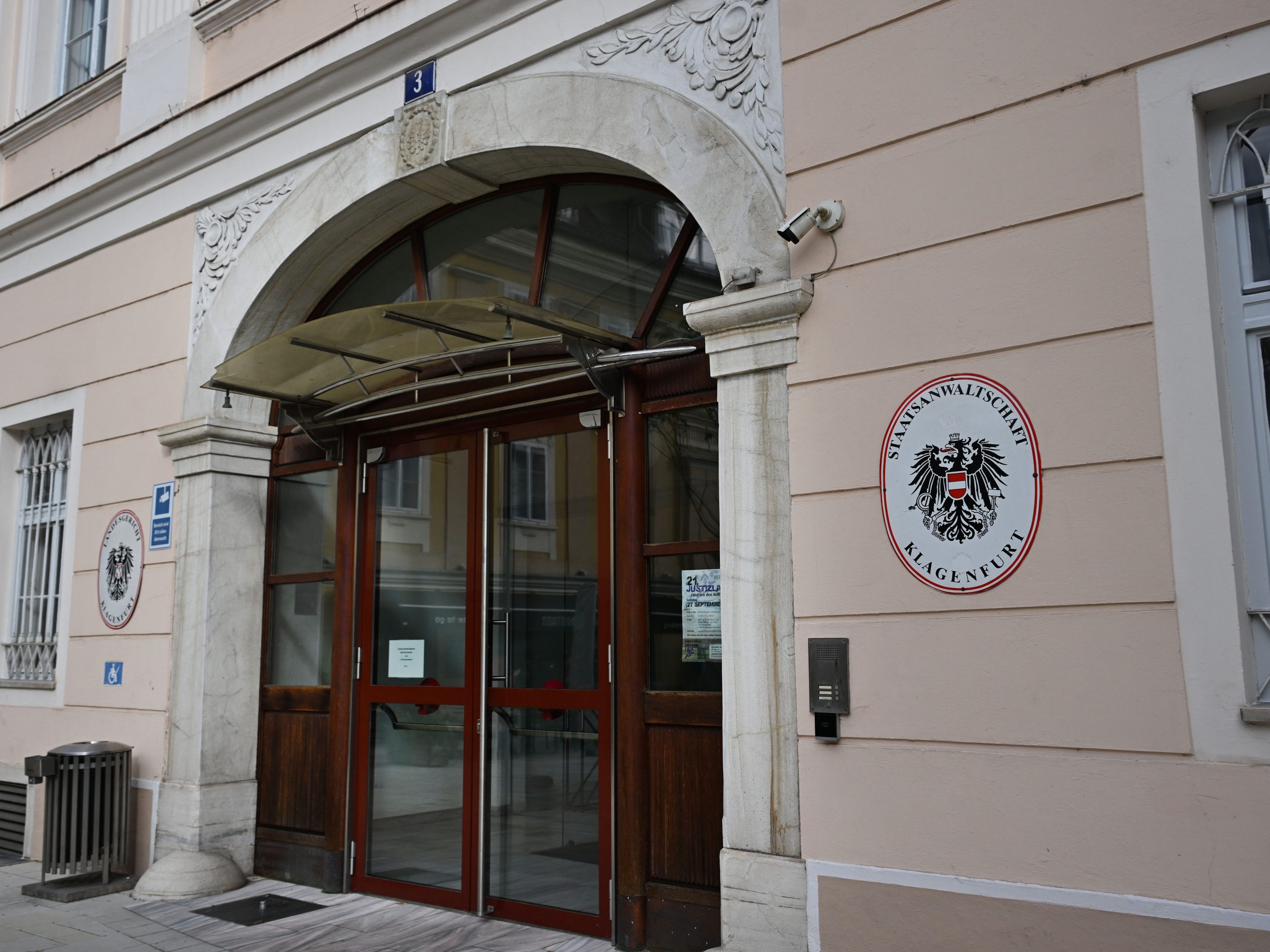 Dem Mann drohen 20 Jahre Haft bzw. lebenslang.