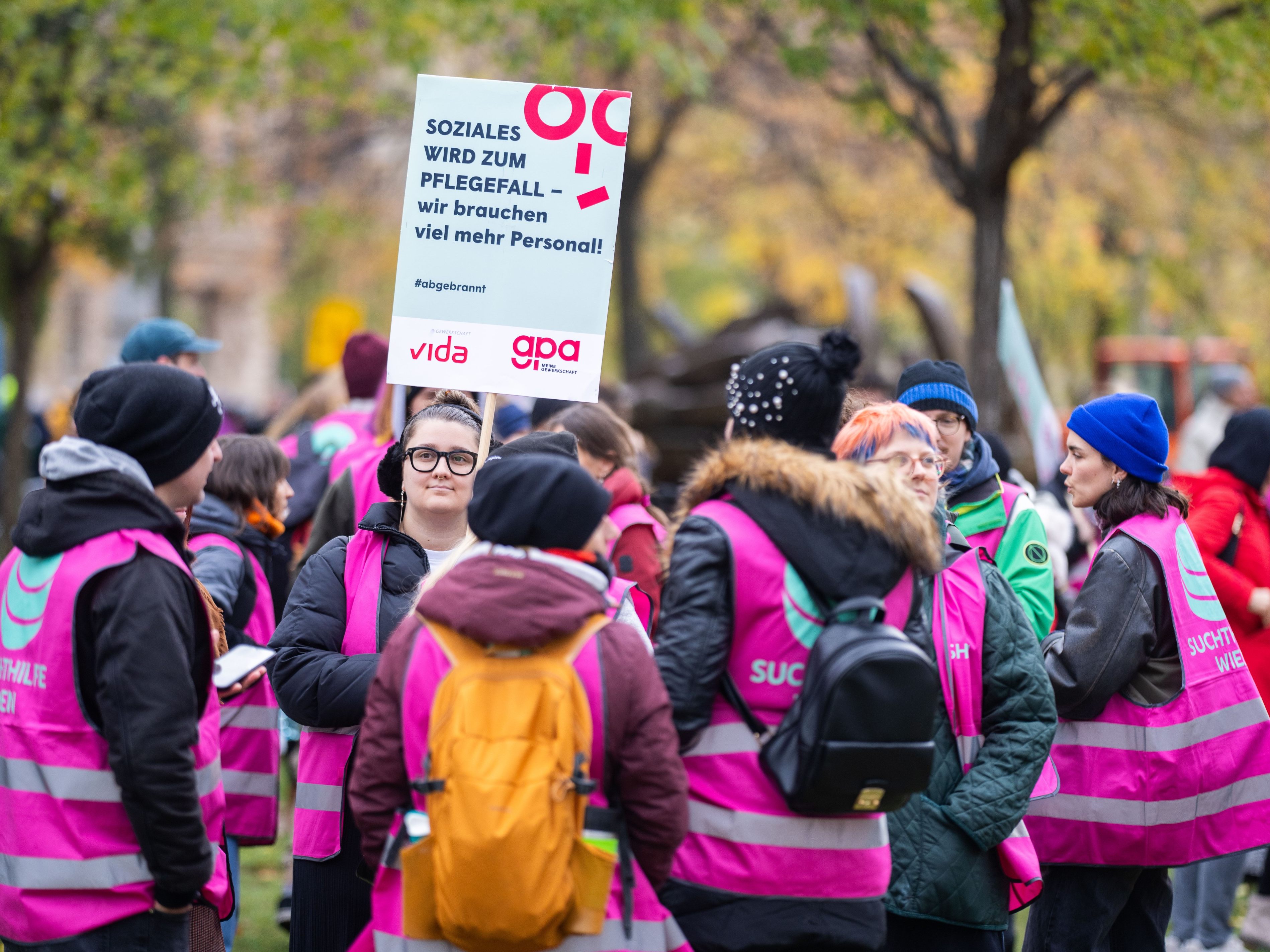Bisher wurden Streikbeschlüsse an rund 120 Standorten gefasst, mit weiteren wird gerechnet.