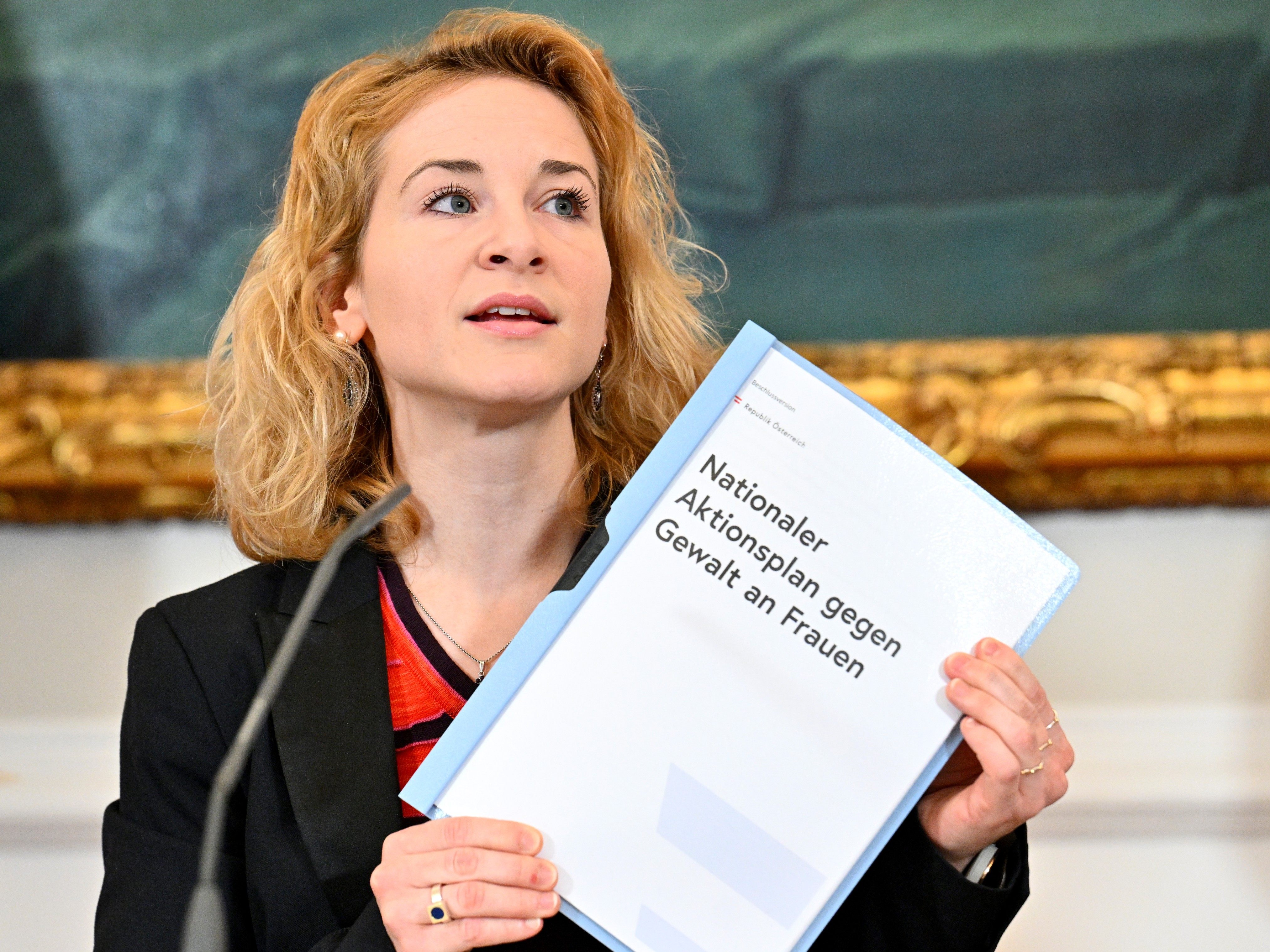 Eva-Maria Holzleitner will mit der Umsetzung der Empfehlungen aus der Studie starten.