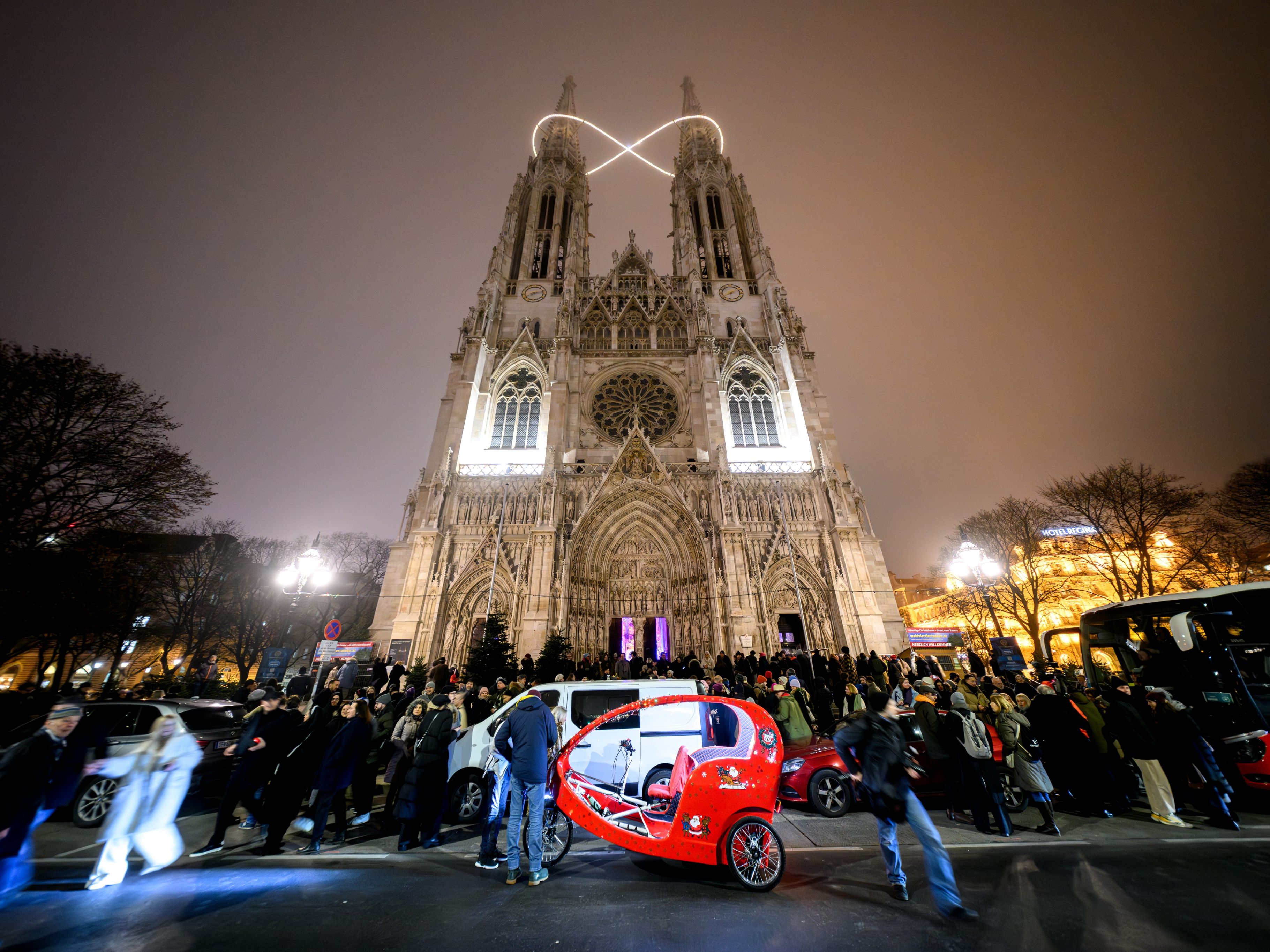 Illuminierung der Installation "Unendlichkeit des Lichts".