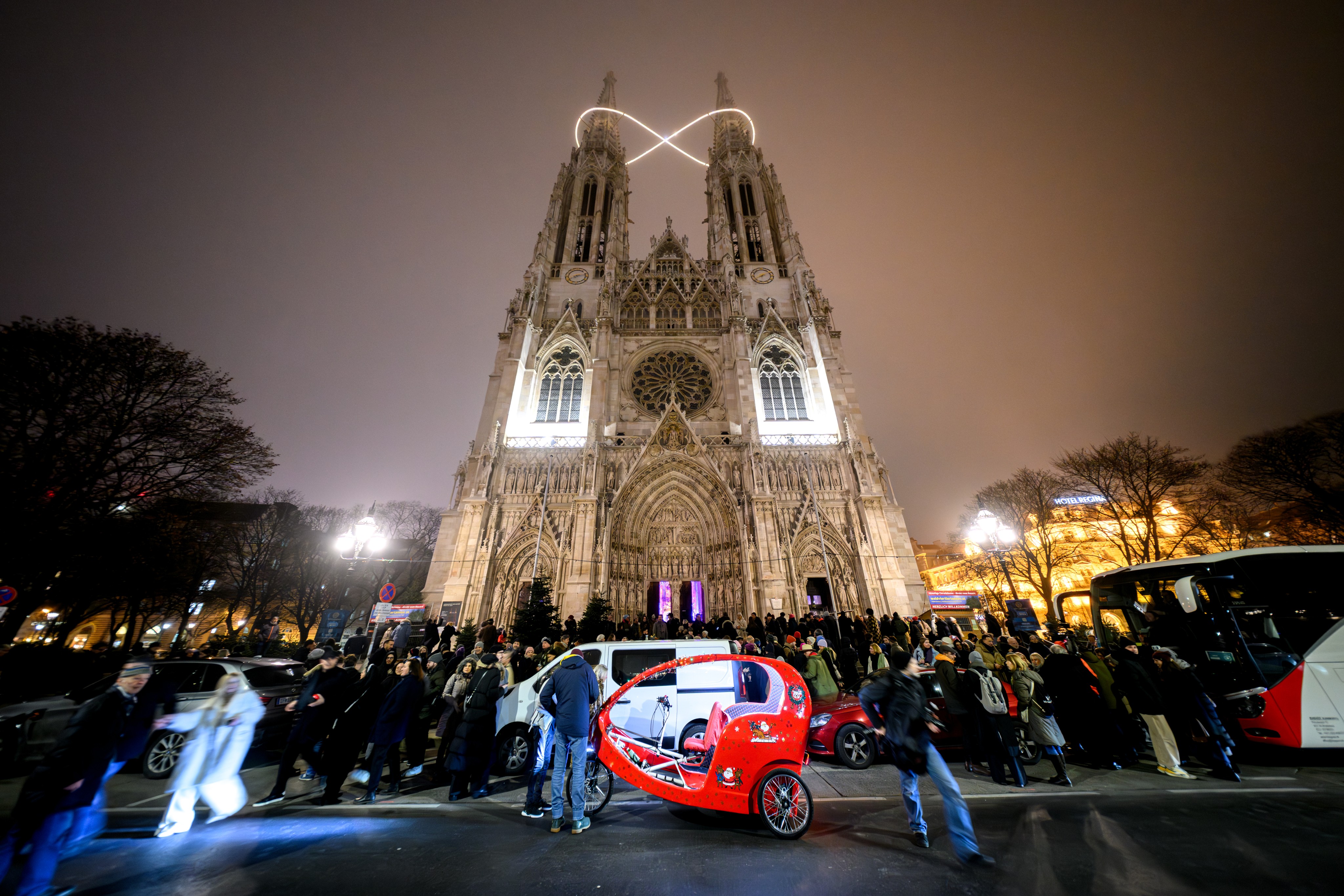 "Unendlichkeit des Lichtes" schwebt zwischen den Türmen der Votivkirche