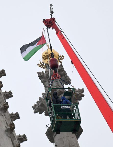 ABD0103_20251202 – WIEN – STERREICH: Entfernung von zwei Palstina-Flaggen von der Votivkirche aufgenommen am Dienstag, 2. Dezember 2025. – FOTO: APA/HELMUT FOHRINGER