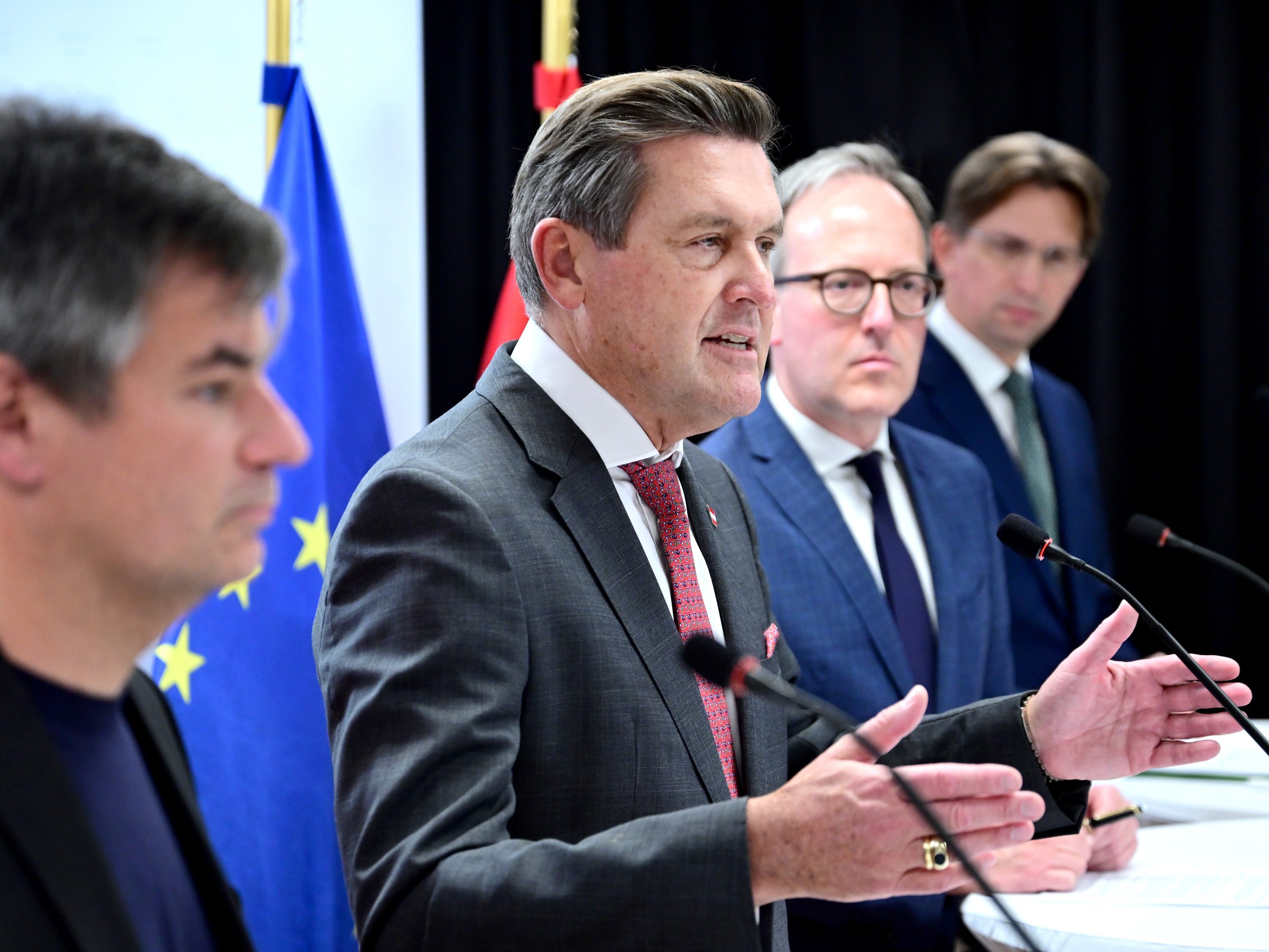 Wolfgang Moitzi (SPÖ), Infrastrukturminister Peter Hanke (SPÖ), Dominik Oberhofer (NEOS) und Joachim Schnabel (ÖVP) bei einer PK zur geplanten Novelle.