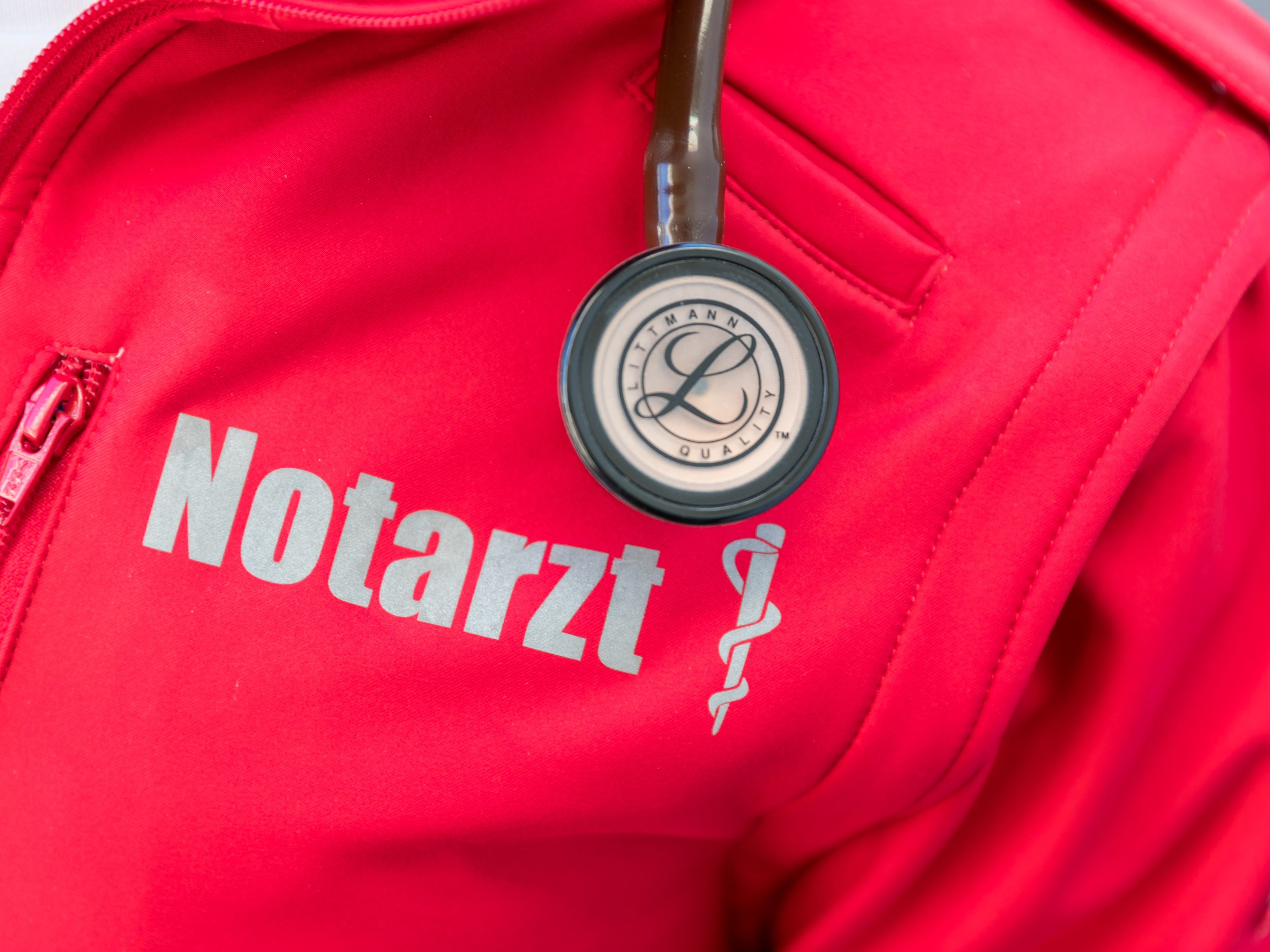 Notarzt nach Böllerexplosion im Einsatz.