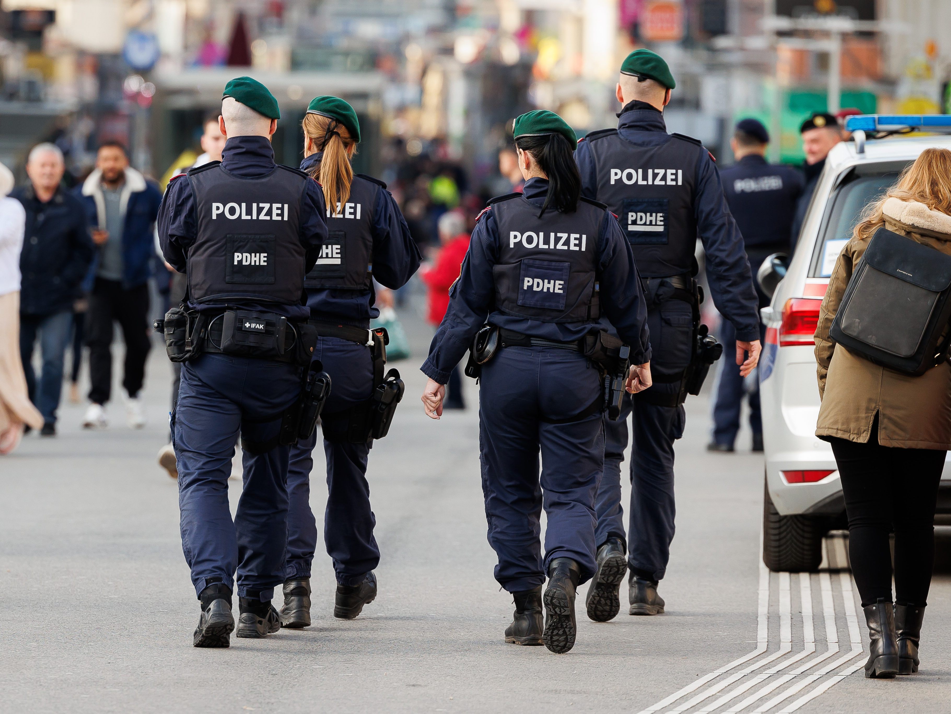 Die Polizei hat am Reumannplatz immer viel zu tun.