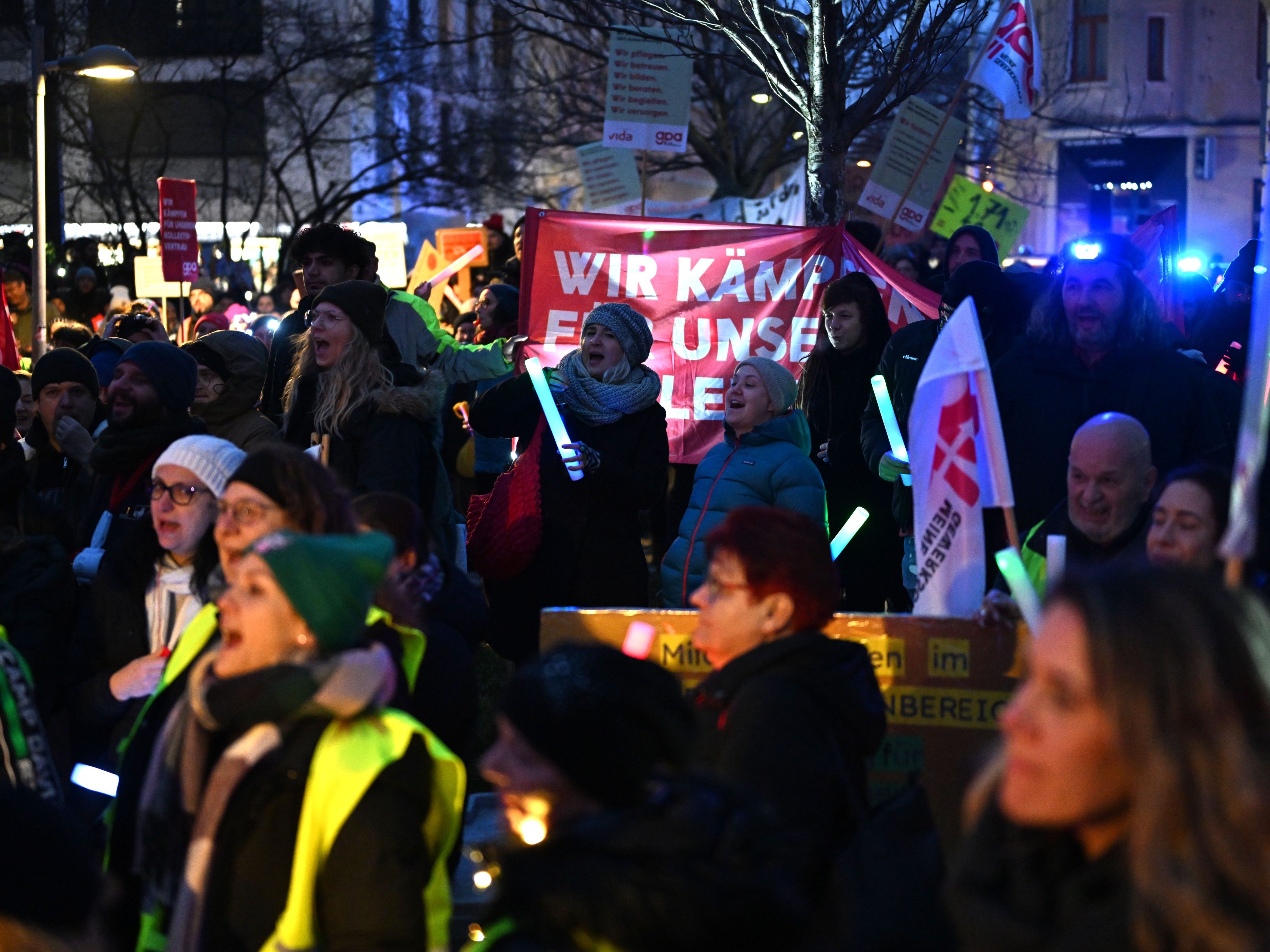 Die Beschäftigten beendeten die Streikwoche mit einem Licht-Protest in Wien.