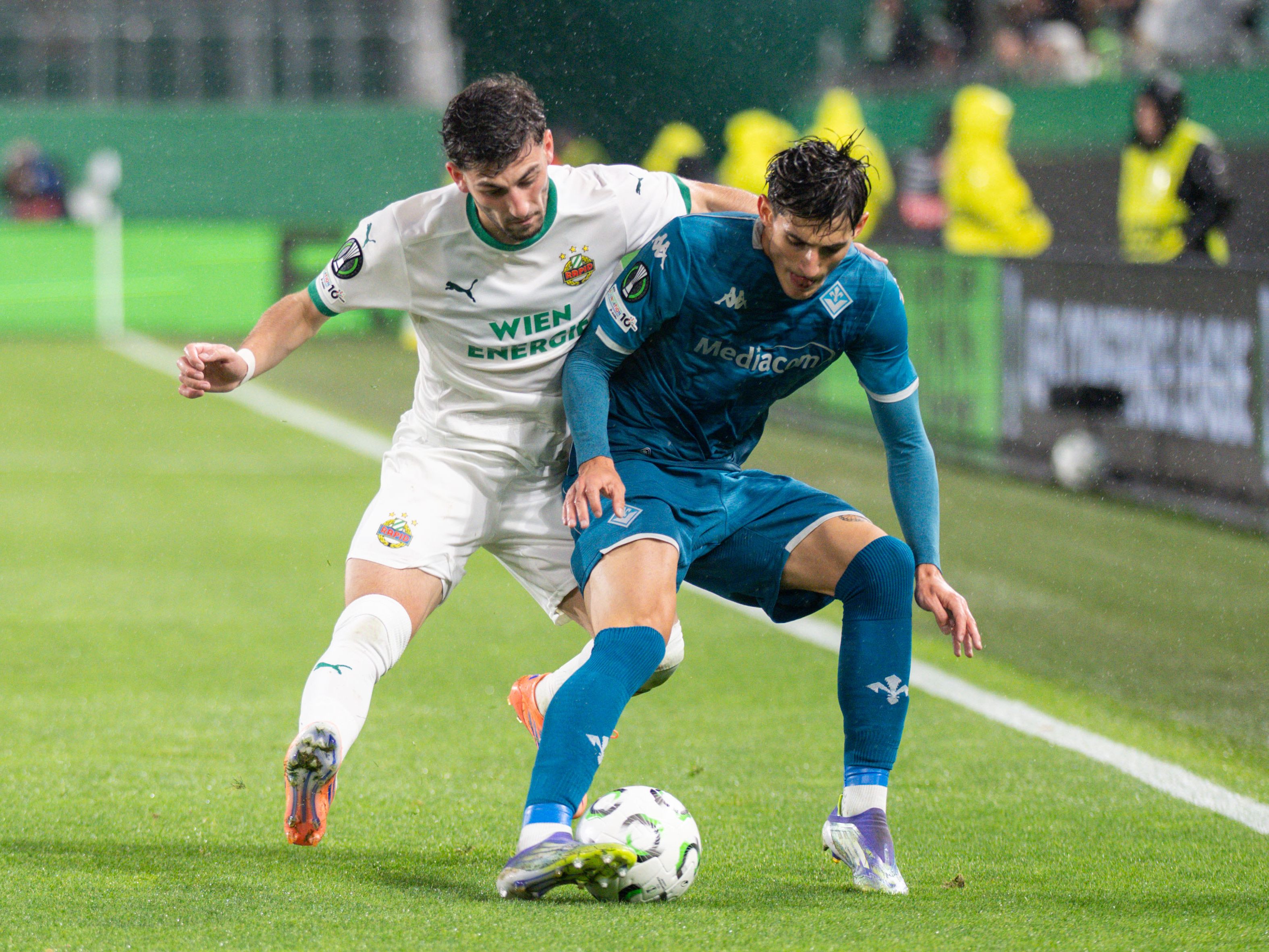 Demir (links) kommt diese Saison bereits auf 23 Pflichtspiele für Rapid.