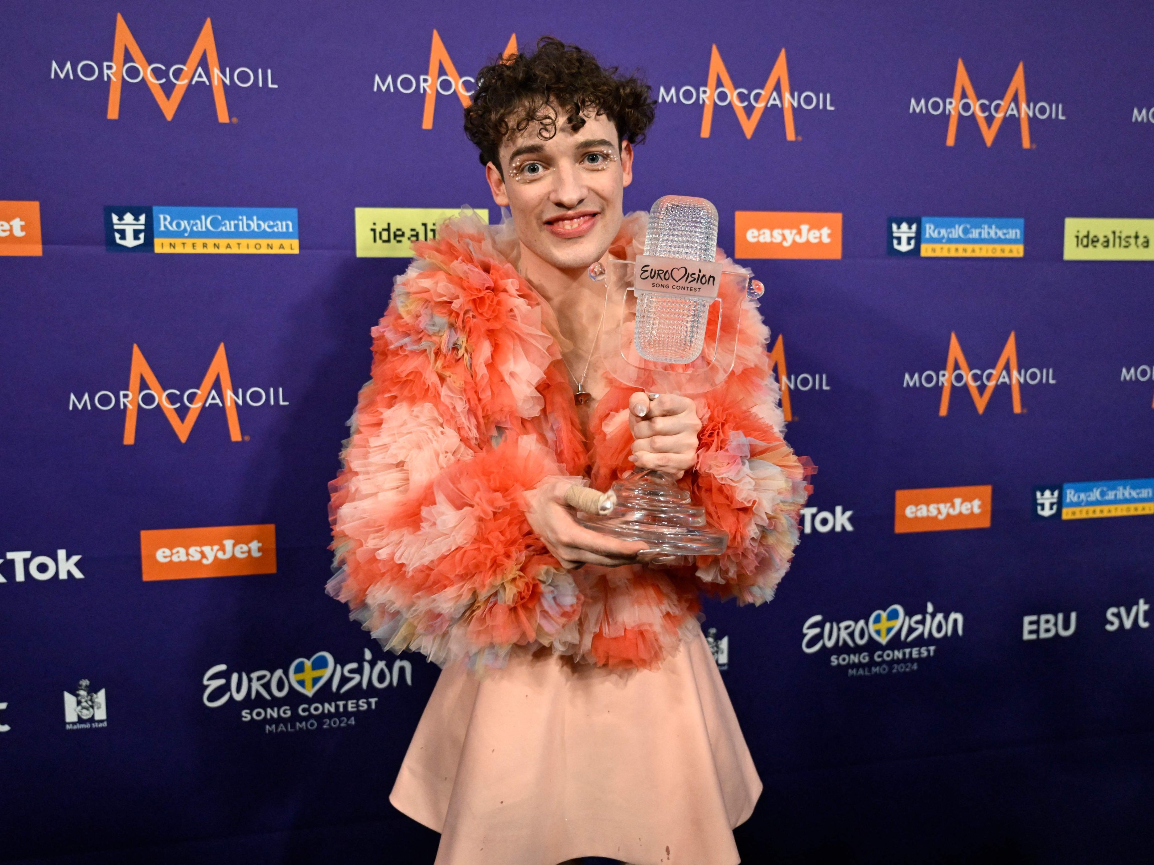 Nemo, Gewinner des ESC 2024, gibt aus Protest gegen Israels Teilnahme die Siegertrophäe zurück.