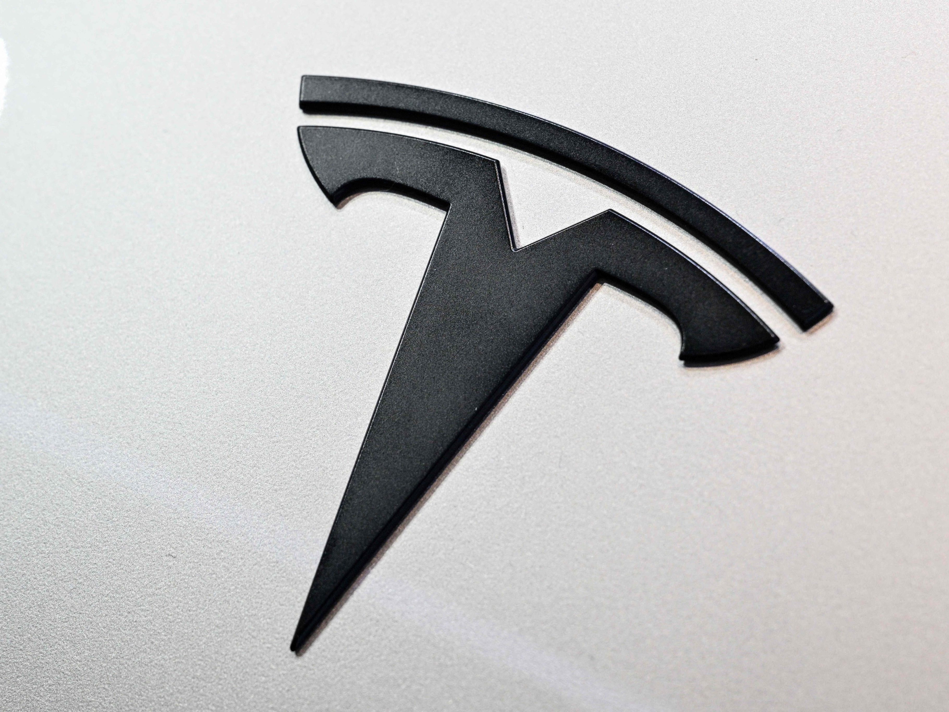 Tesla kämpft mit sinkenden Vekraufszahlen.