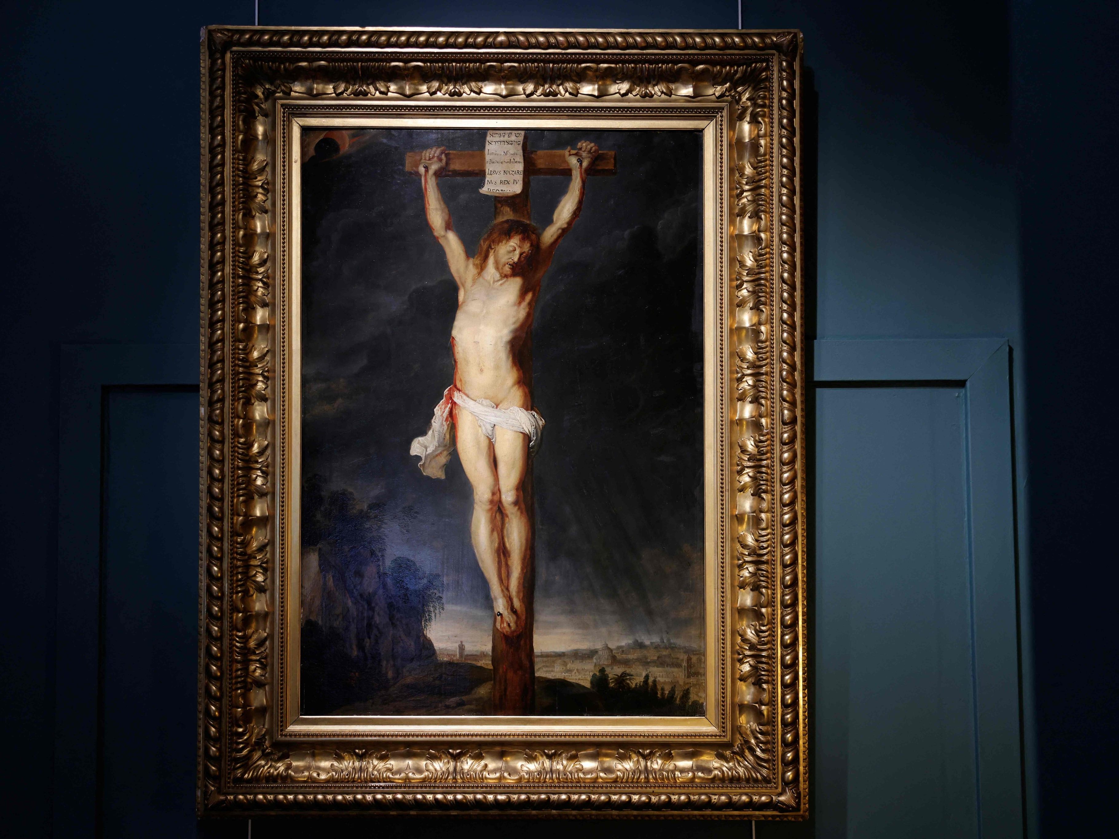 Das Gemälde "Christ on the Cross" von Peter Paul Rubens wurde im September 2025 im Auktionshaus Osenat in Fontainebleau ausgestellt. Es war zuvor in einer Pariser Stadtvilla entdeckt worden.