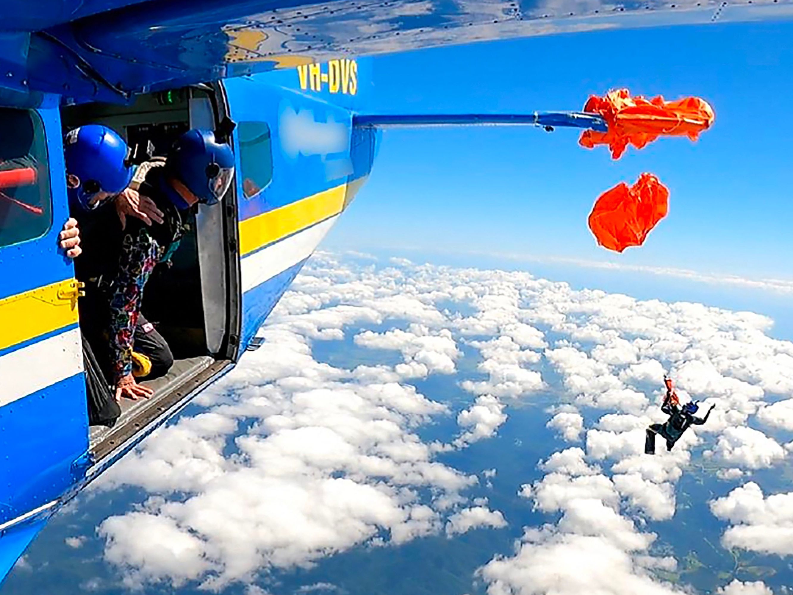 Im Norden Australiens ist ein Fallschirmspringer kurz vor dem Absprung an einer Klappe hängengeblieben.