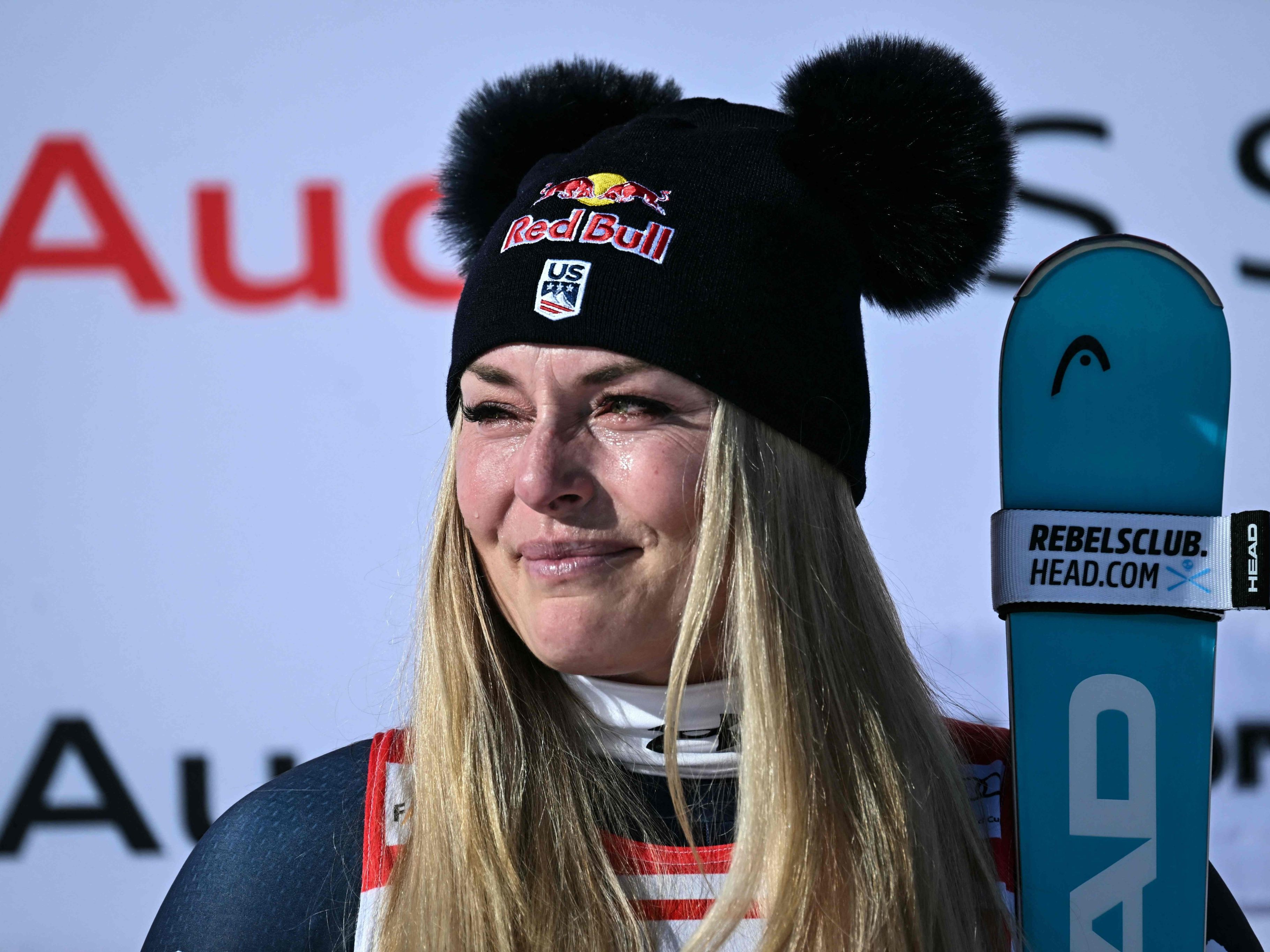 Lindsey Vonn (USA) feiert unter Tränen ihren Abfahrtssieg beim Ski-Weltcup in St. Moritz.