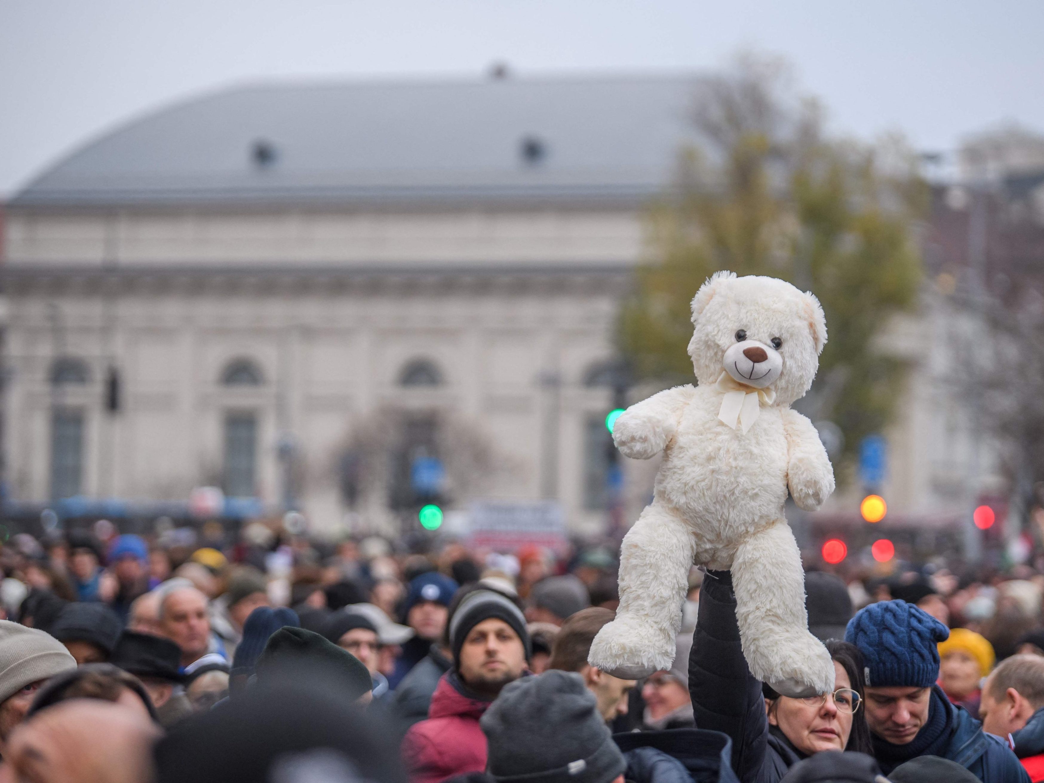 Mehr als 50.000 Menschen haben in Budapest den Rücktritt von Viktor Orban gefordert.