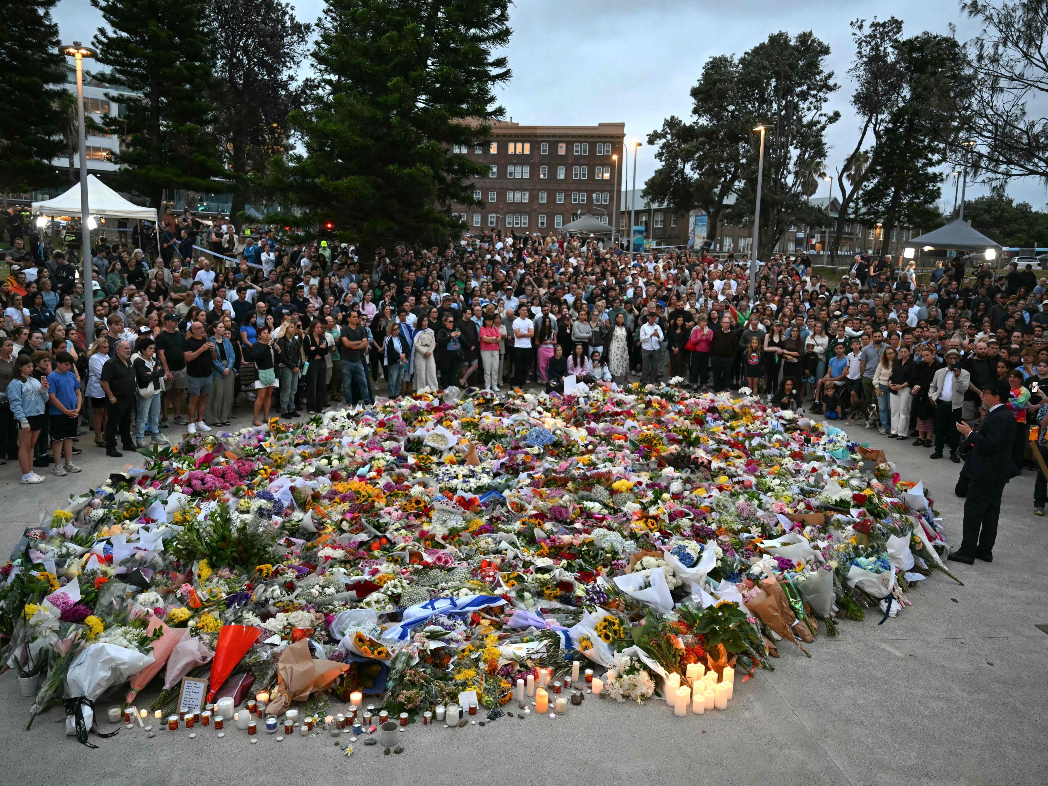 Am Sonntagabend wurde eine friedliche Chanukka-Feier am berühmten Bondi Beach in Sydney Schauplatz eines verheerenden Terroranschlags.