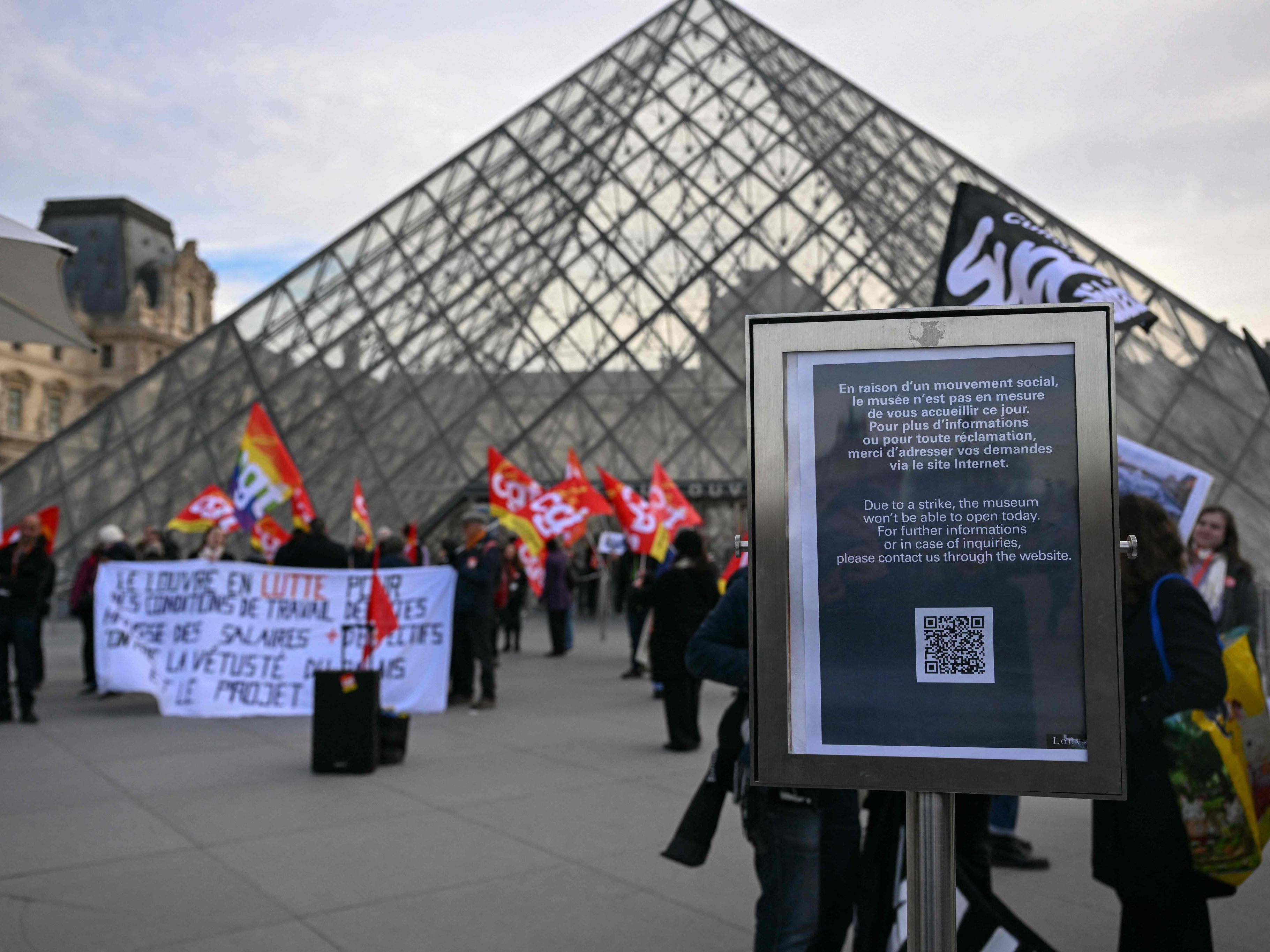 Das Louvre-Museum bleibt weiterhin geschlossen.