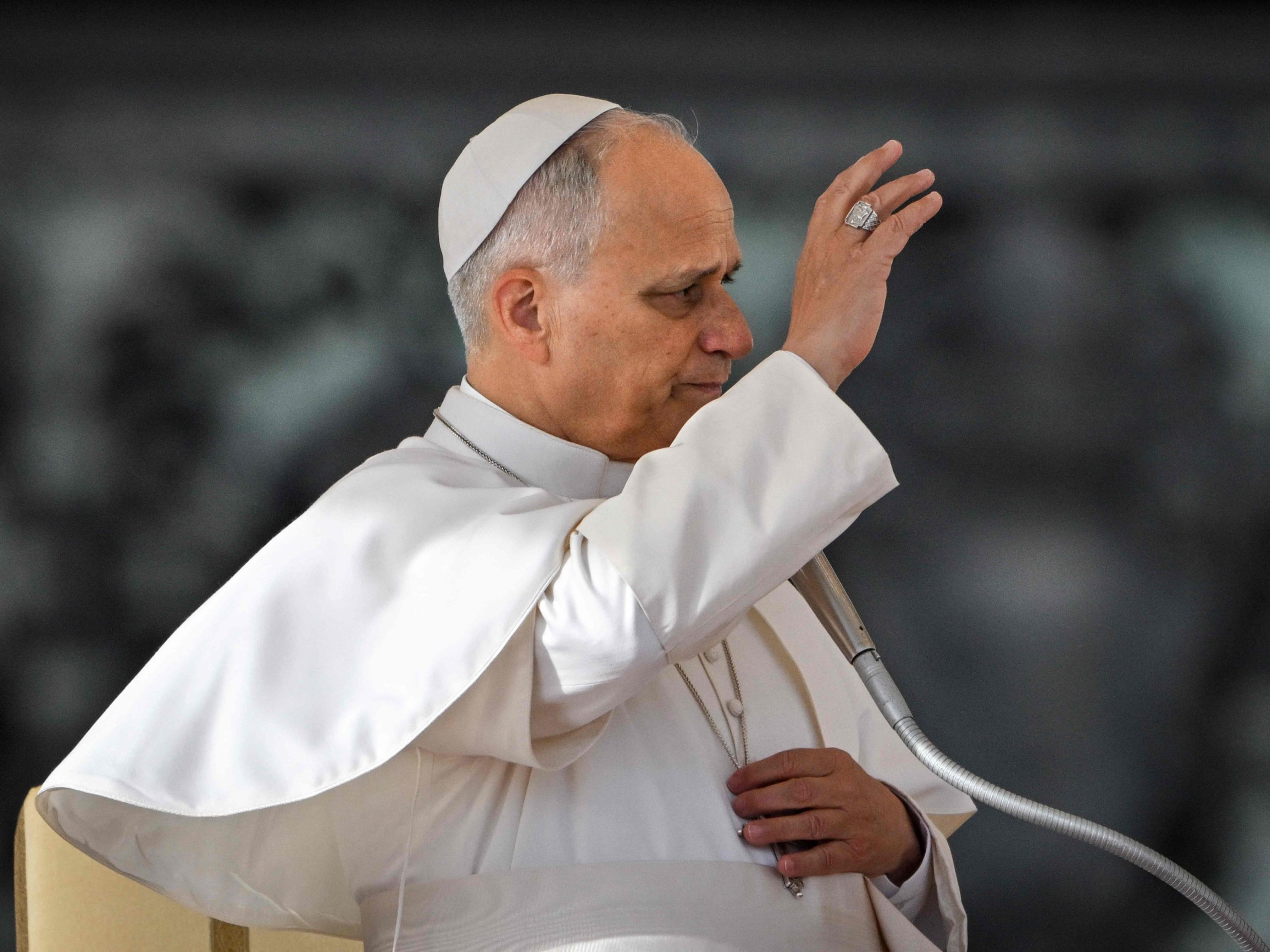 Papst Leo XIV. feiert erste Christmette im Petersdom.