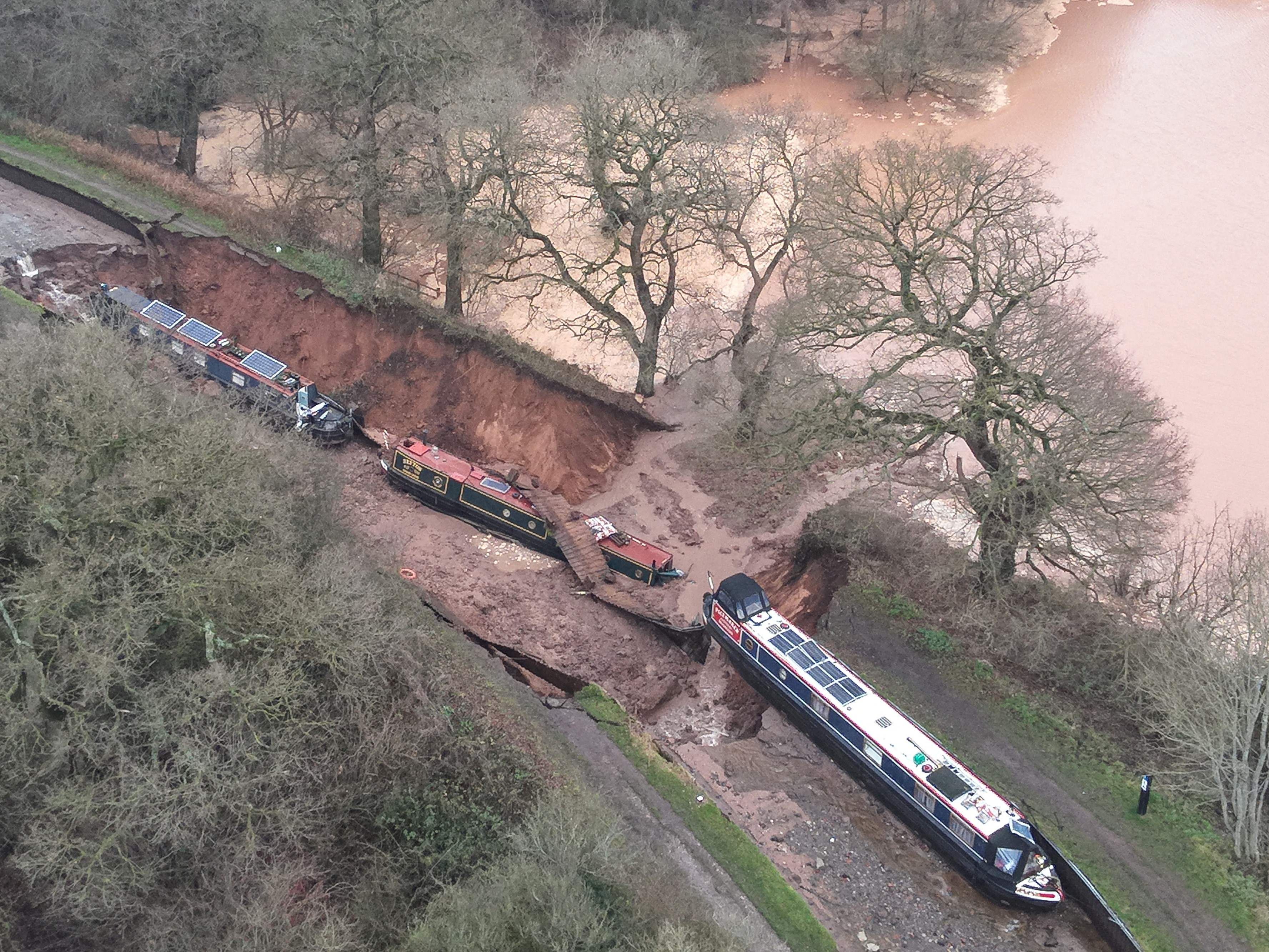 Nach dem Bruch eines künstlichen Damms floss das Wasser ab, mehrere Boote blieben auf dem trockenen Kanalbett zurück.