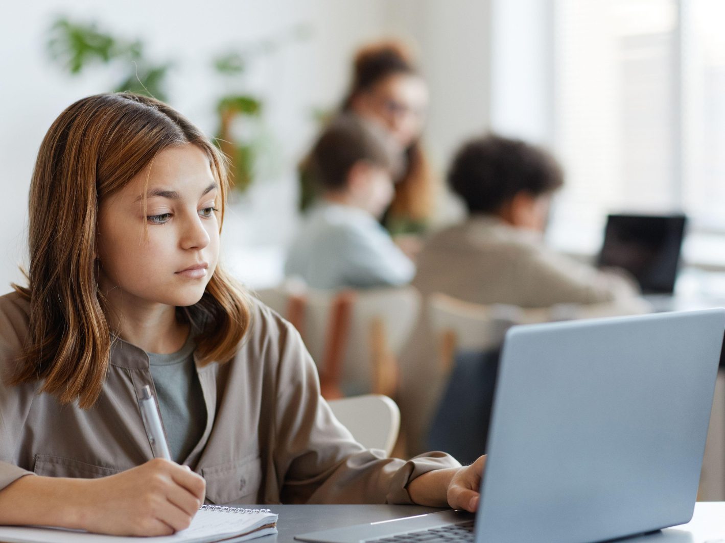 Der Jugendschutz auf Schülerlaptops wird mit April ausgebaut.
