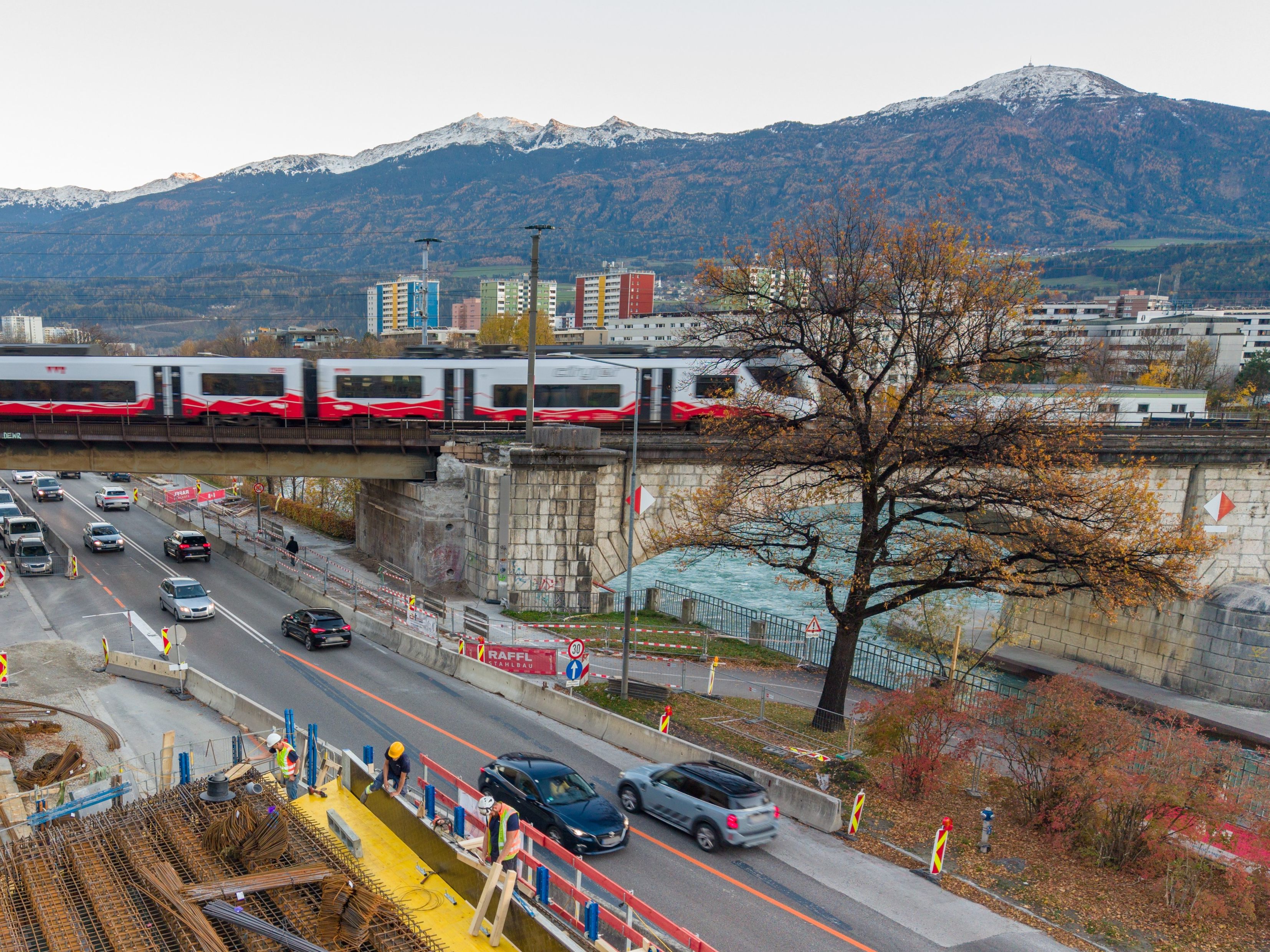 Die Eisenbahnbrücke über die Hallerstraße in Innsbruck muss saniert werden.