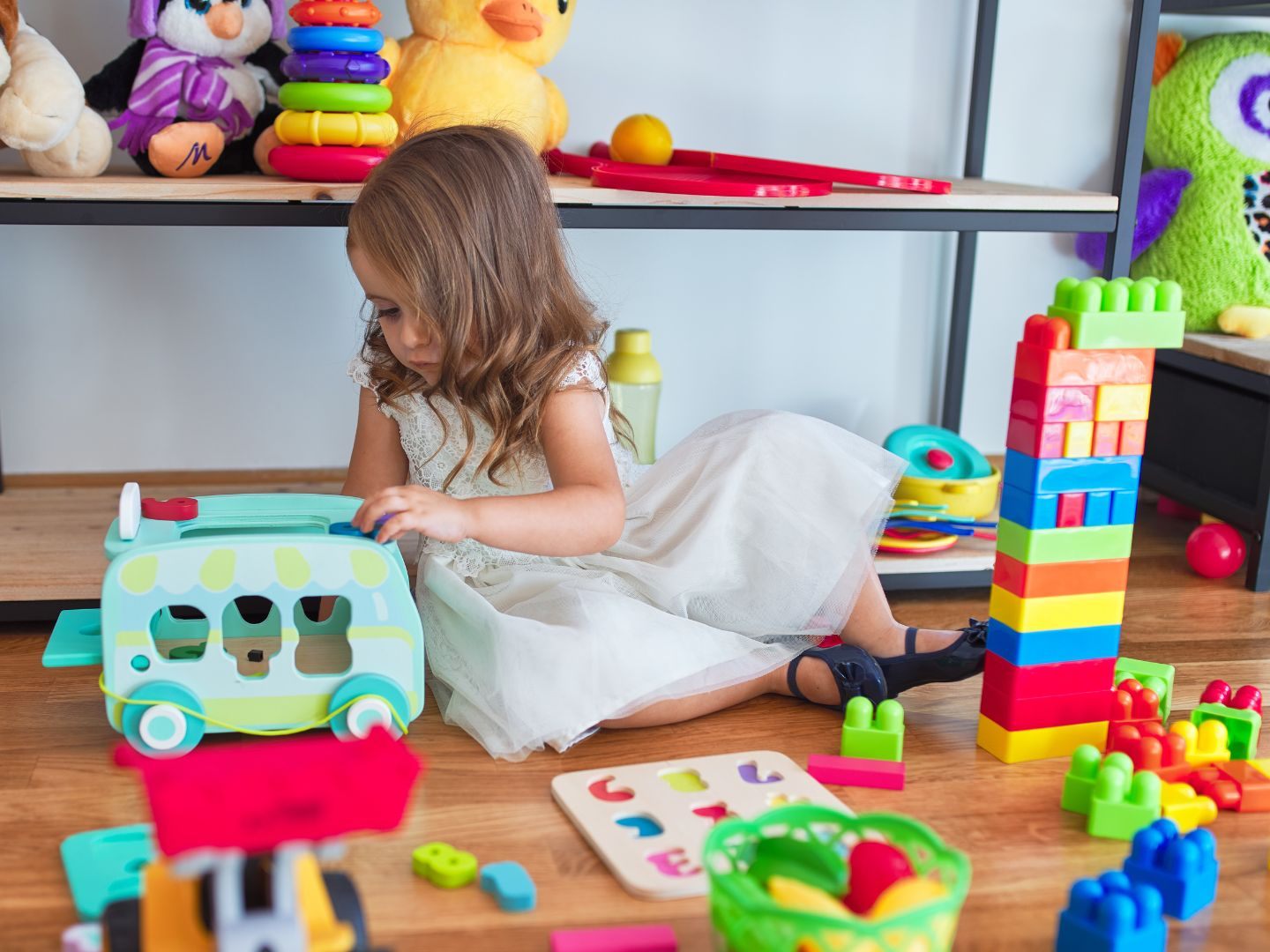 Lärmendes Spielzeug kann das Gehör des Kindes dauerhaft schädigen.