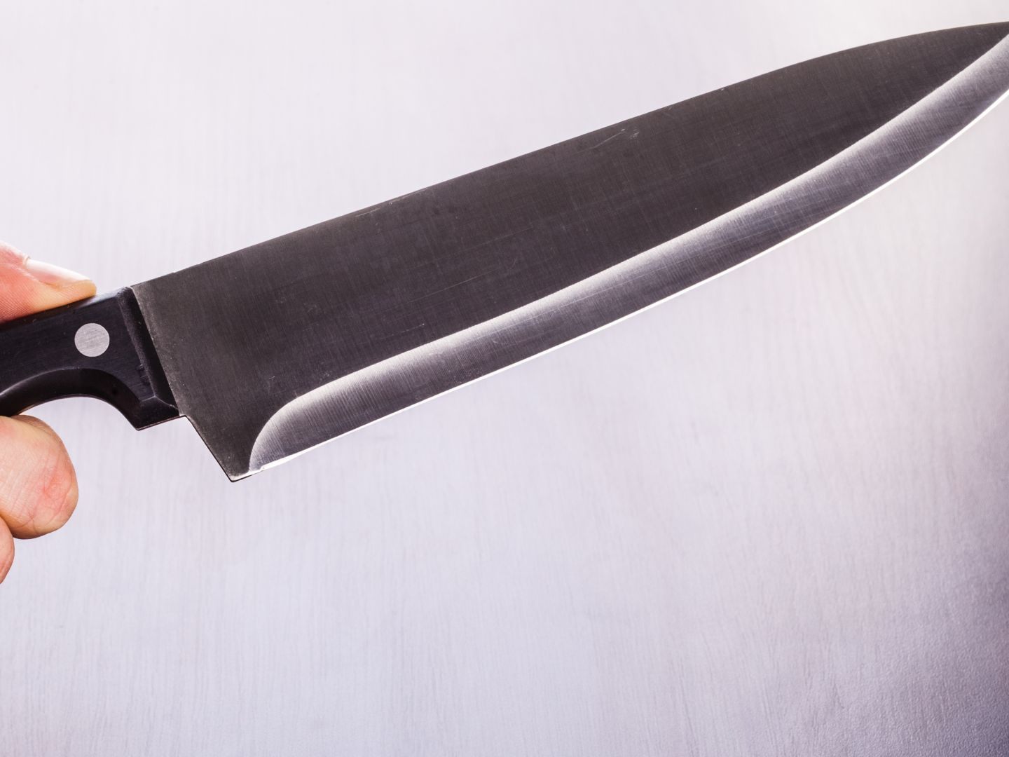 Der mit einem Messer bewaffnete Mann hatte bereits das Milchglas der Wohnungstüre in Wien-Simmering durchbrochen.