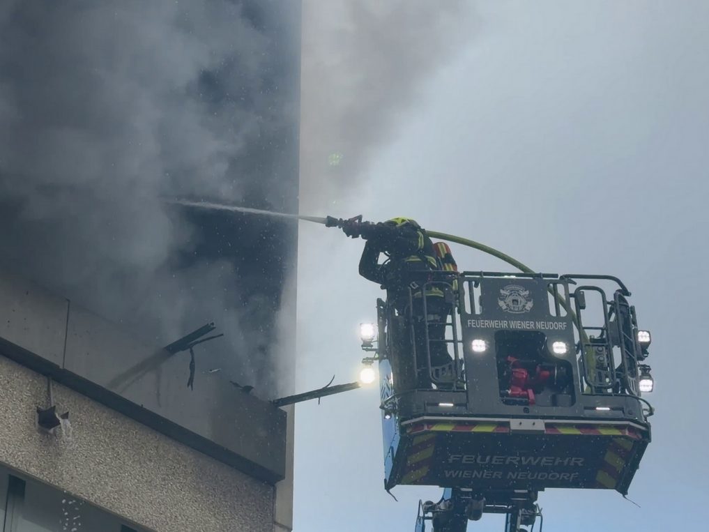 Ein Brand beim Kochen löste das Feuer in dem Mehrparteienhaus in Wr. Neudorf aus.