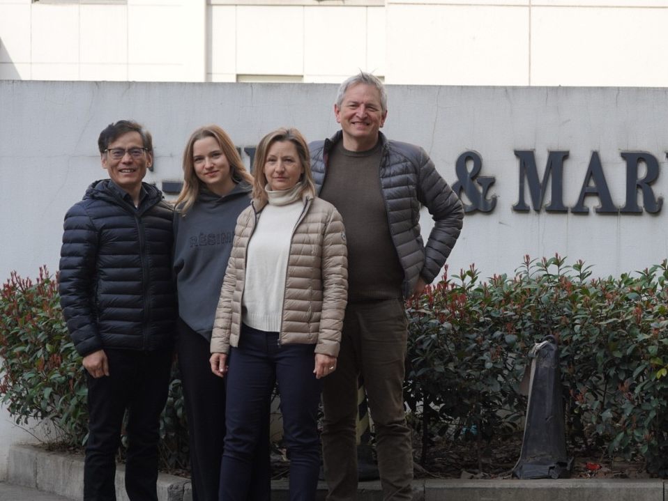 (v.l.): Victor Hu, Konstanze Grabher und Andrea Grabher-Rhomberg sowie Stefan Grabher bei einem Besuch im Werk in Shaoxing