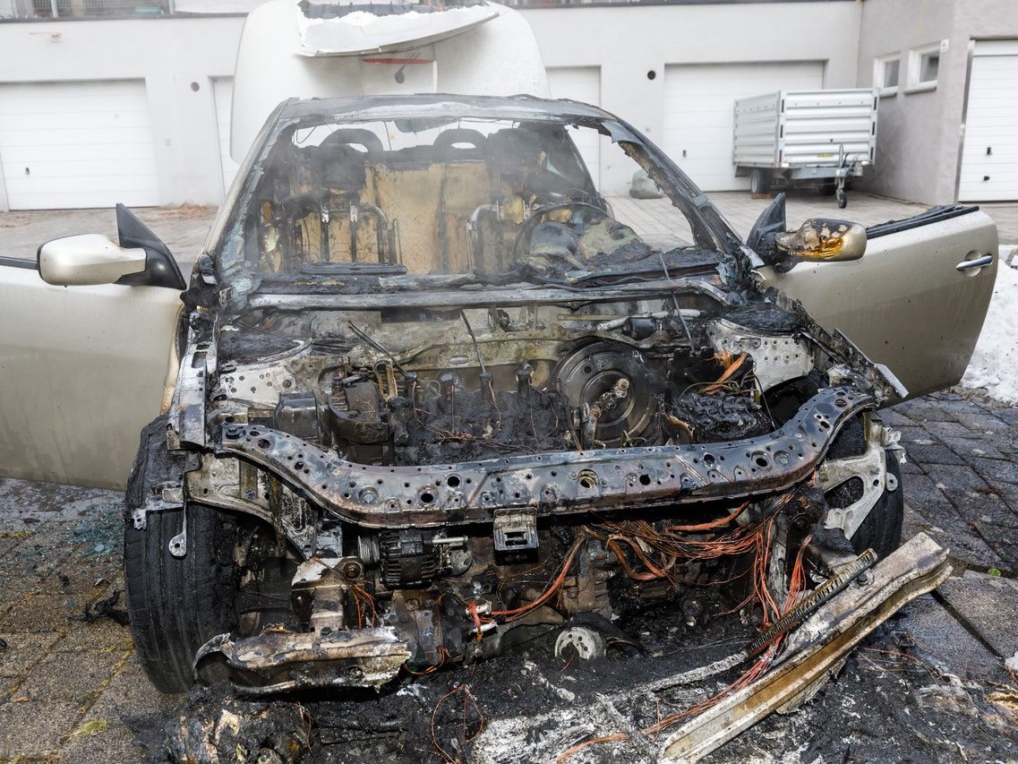 Der Renault Megane brannte komplett aus