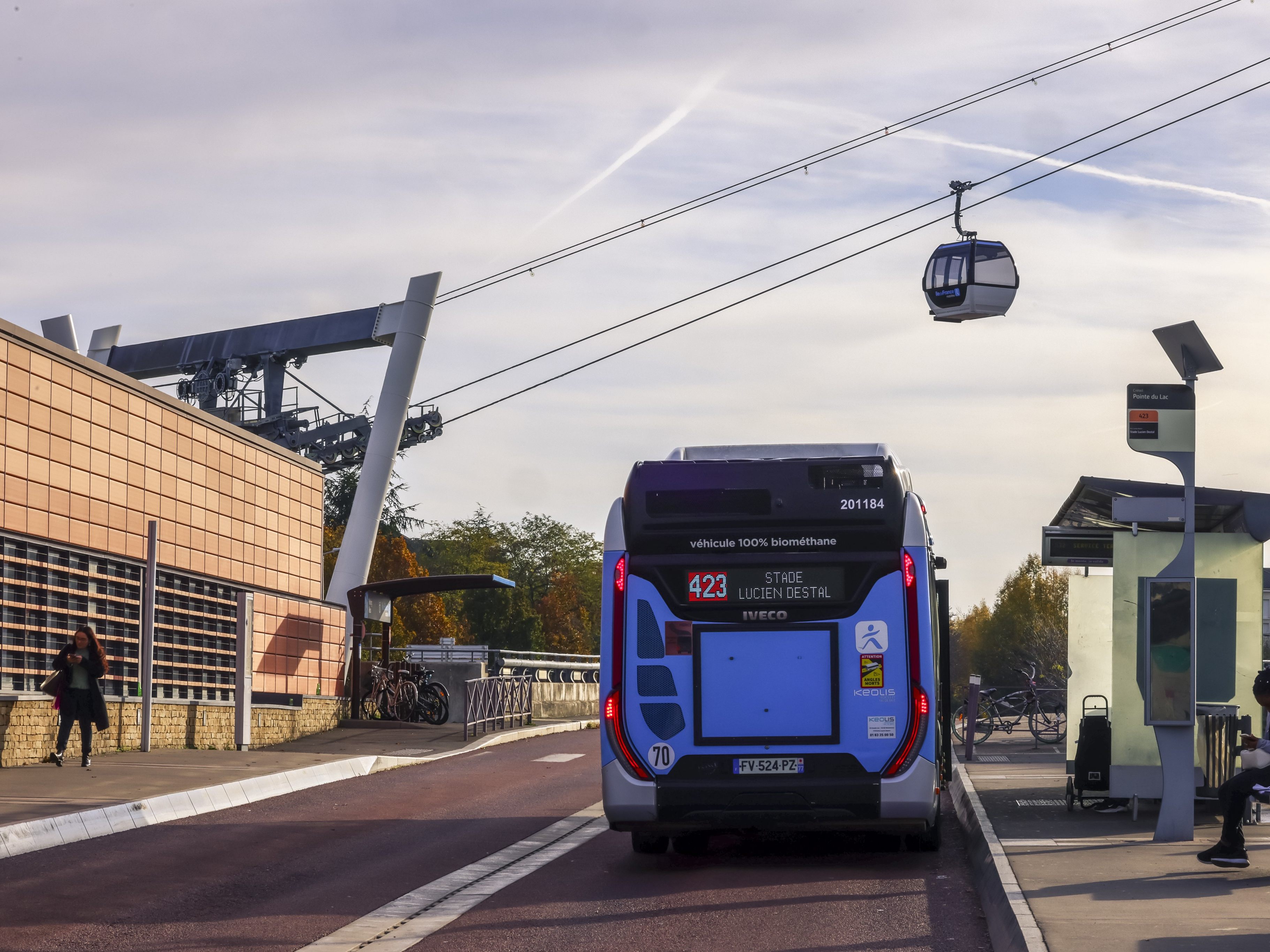In Paris schwebt man über den Verkehr hinweg.