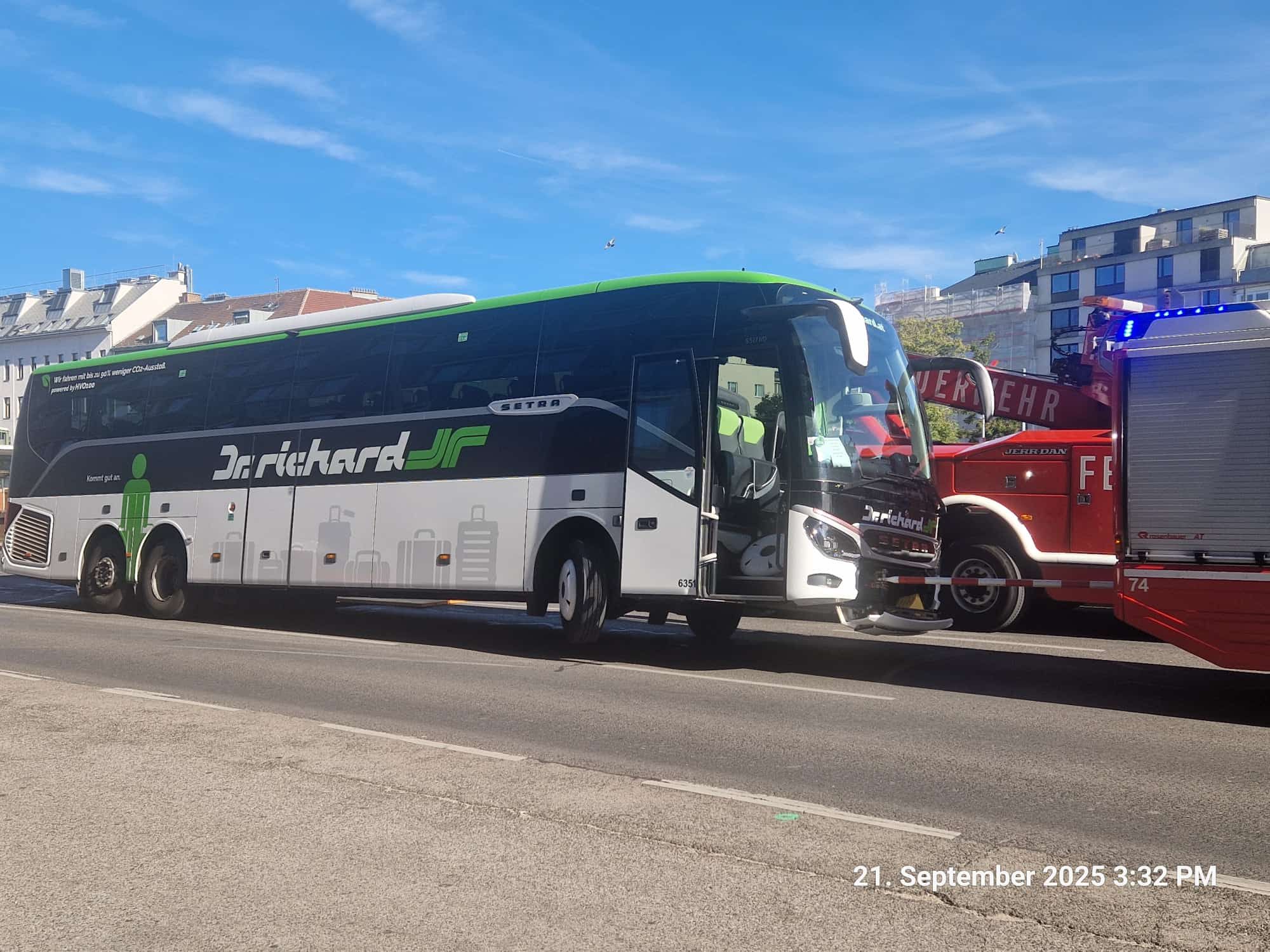 Im September blieb ein Reisebus in einem überraschend großen Loch auf der Linken Wienzeile hängen.