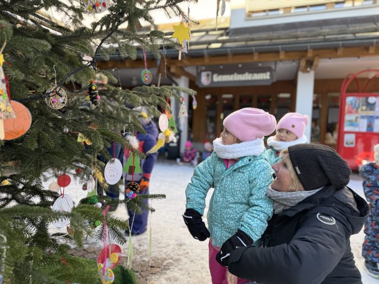 Christbaum schmücken, Vorarlberg, Gaschurn, Kinder, Kindergarten, Spielgruppe, Famon
