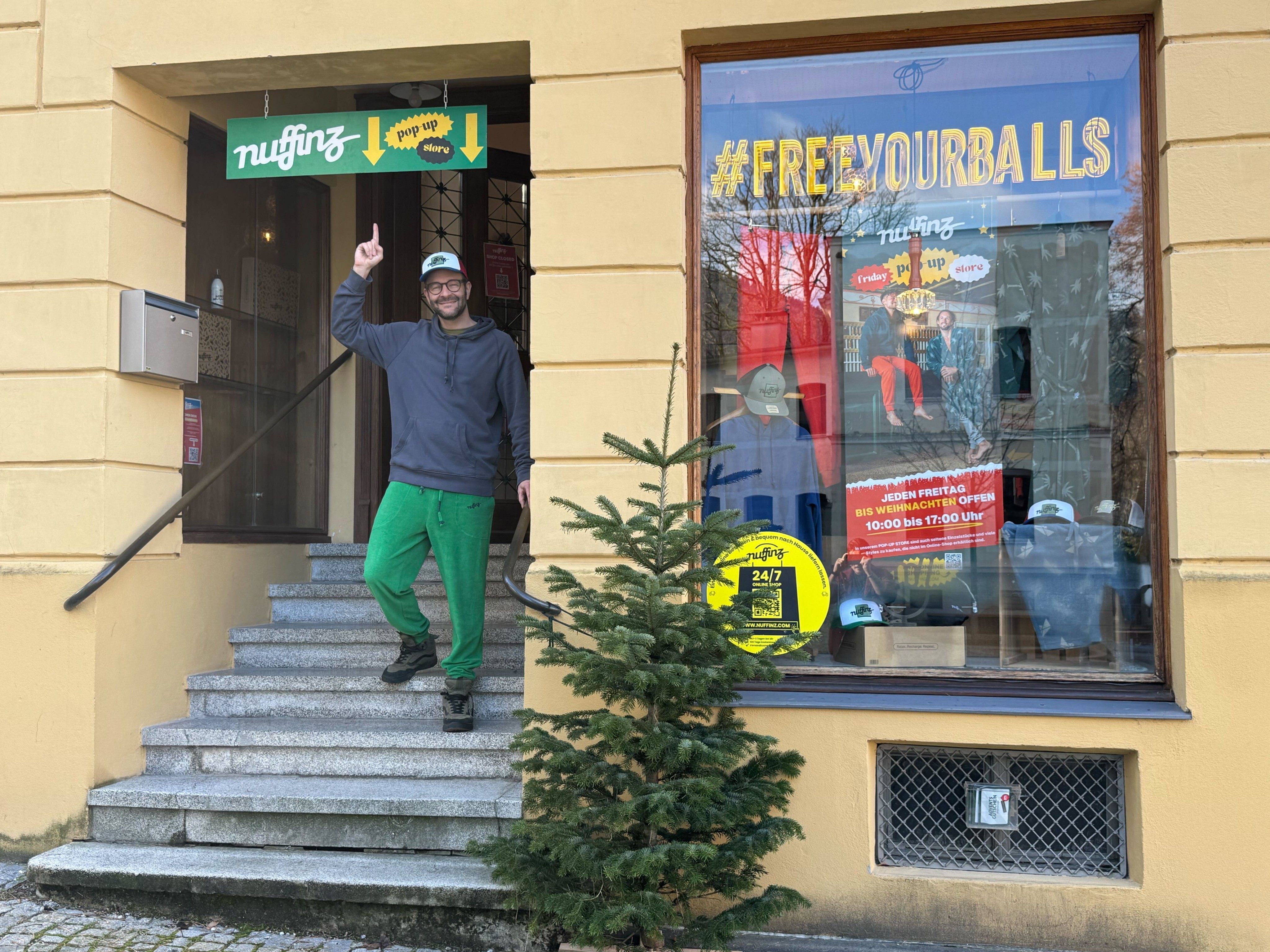 Andreas Gähwiler von Nuffinz vor seinem Pop-up Store in der Maurachgasse 32 in Bregenz