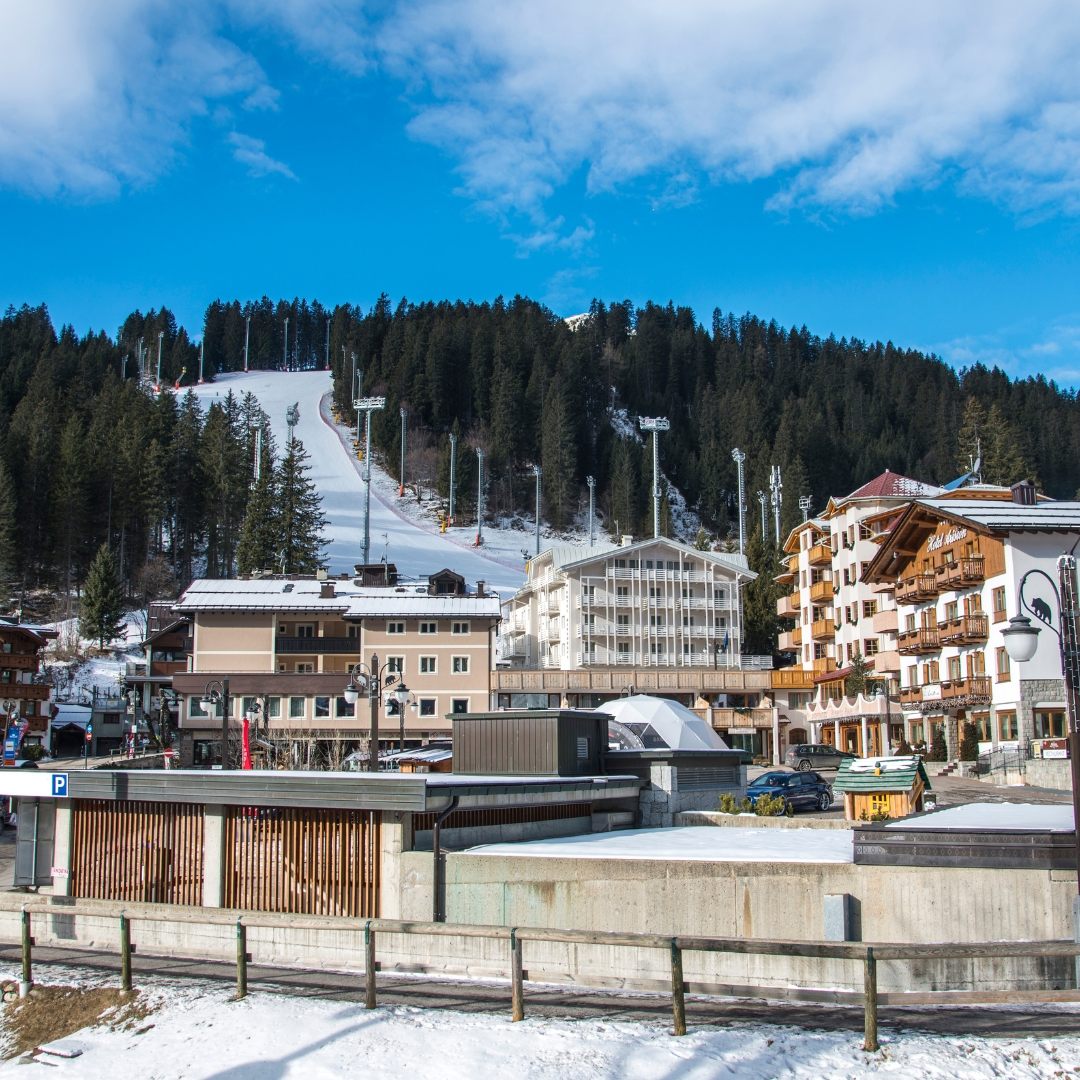 Wegen überfüllter Pisten begrenzt ein Alpen-Skigebiet in der Ferienwoche erstmals die Zahl der ausgegebenen Tageskarten.