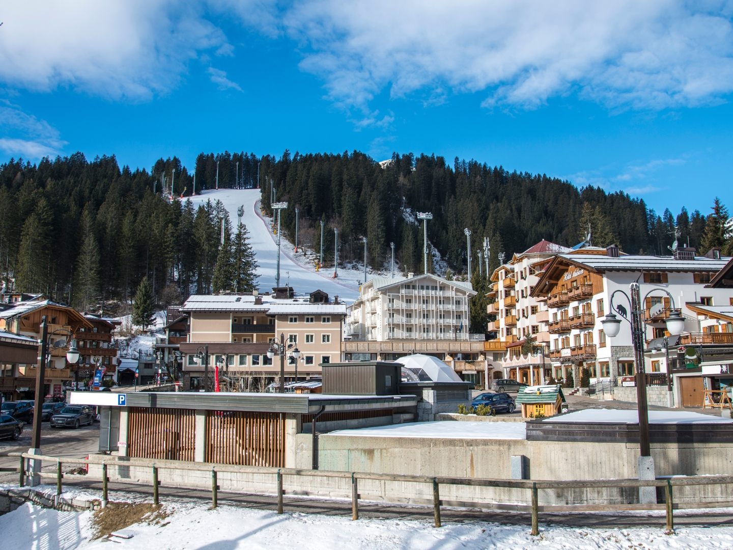 Wegen überfüllter Pisten begrenzt ein Alpen-Skigebiet in der Ferienwoche erstmals die Zahl der ausgegebenen Tageskarten.