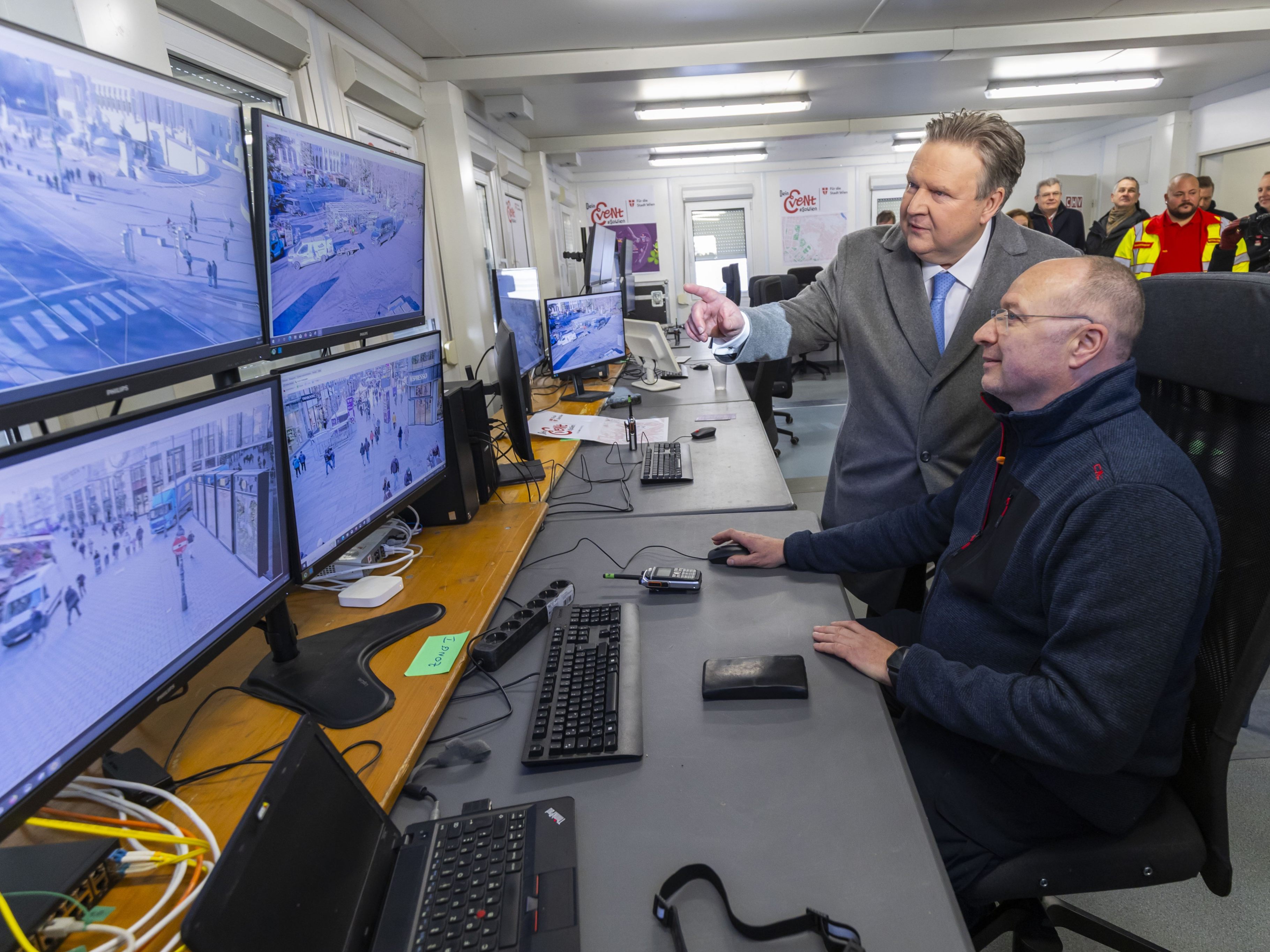 Landeschef Michael Ludwig in der Silvesterpfad-Sicherheitszentrale.