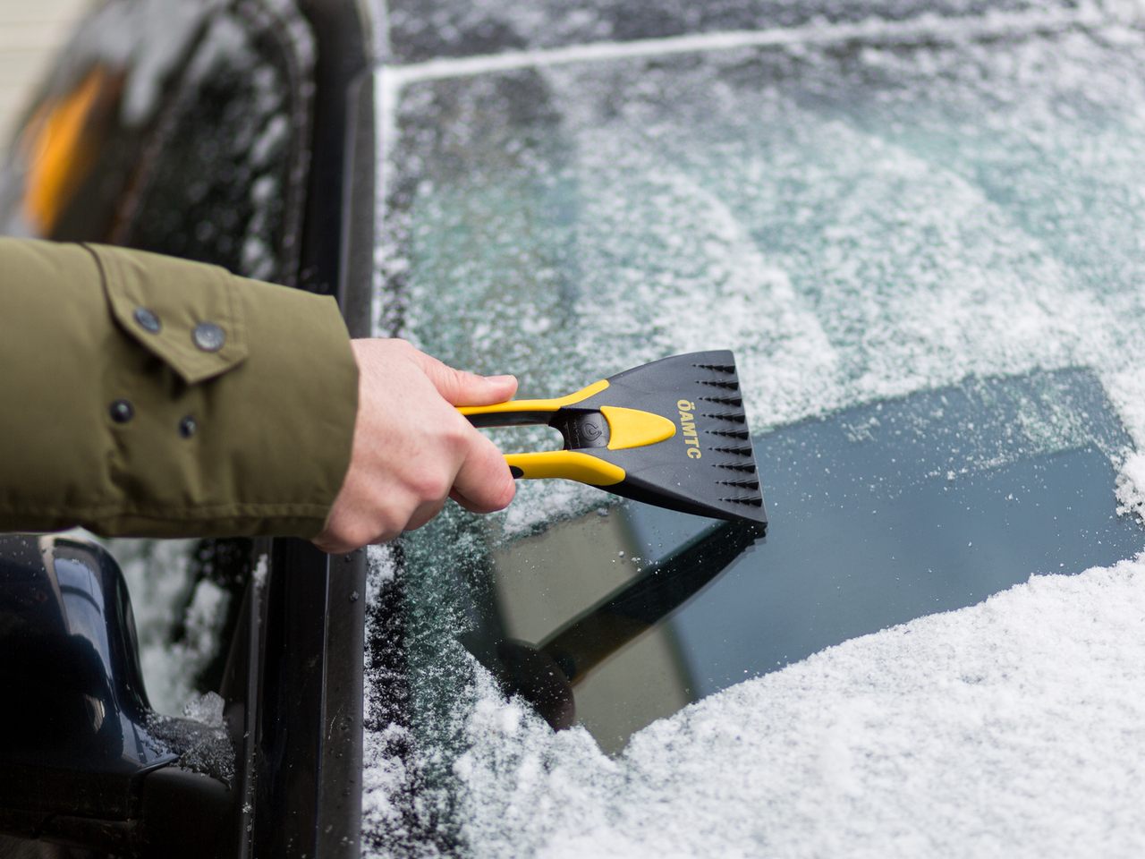 Der ÖAMTC gibt Tipps zum Eiskratzen ohne Pannen.
