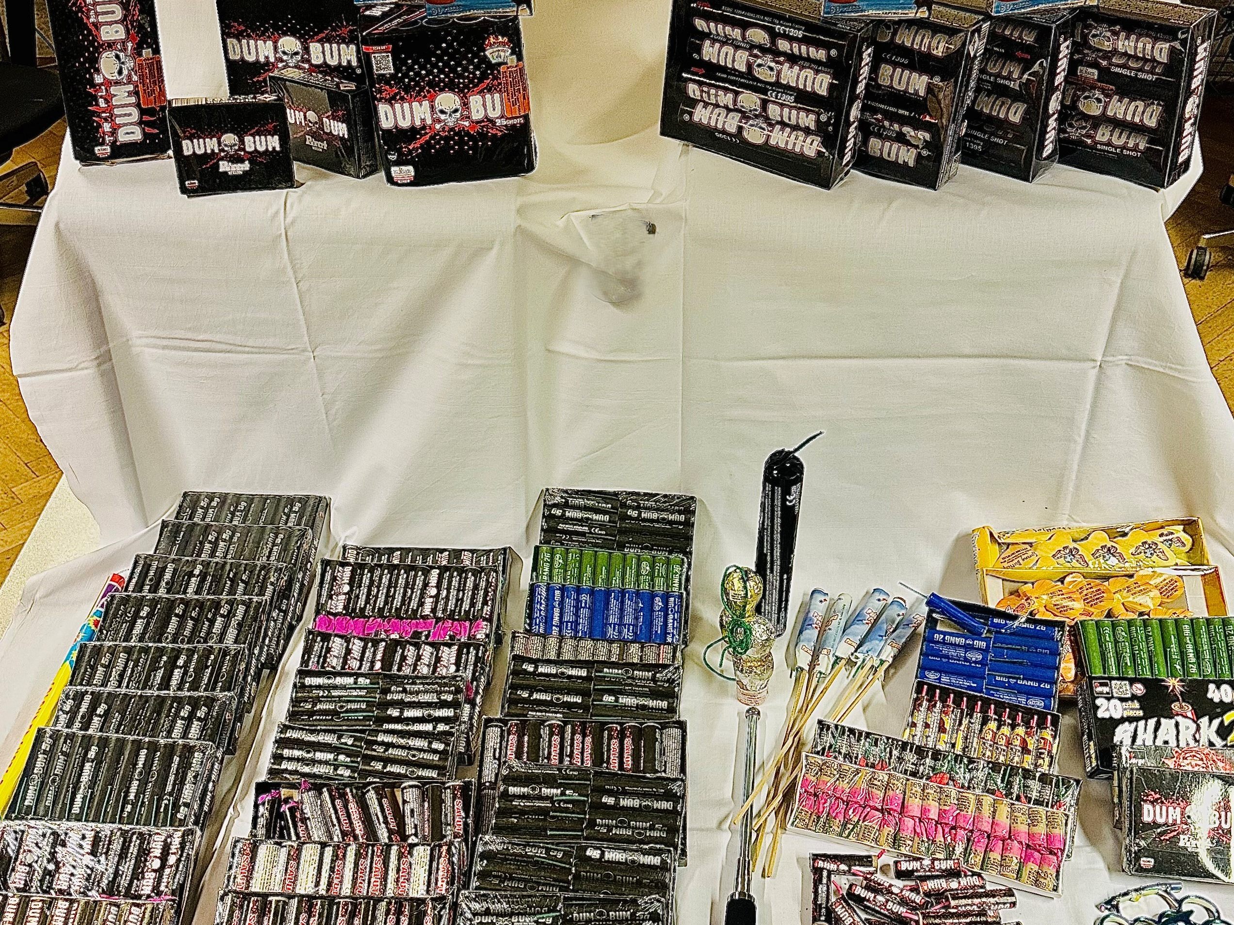 Die Polizei stellte über 1300 illegale Pyrotechnikartikel sicher.