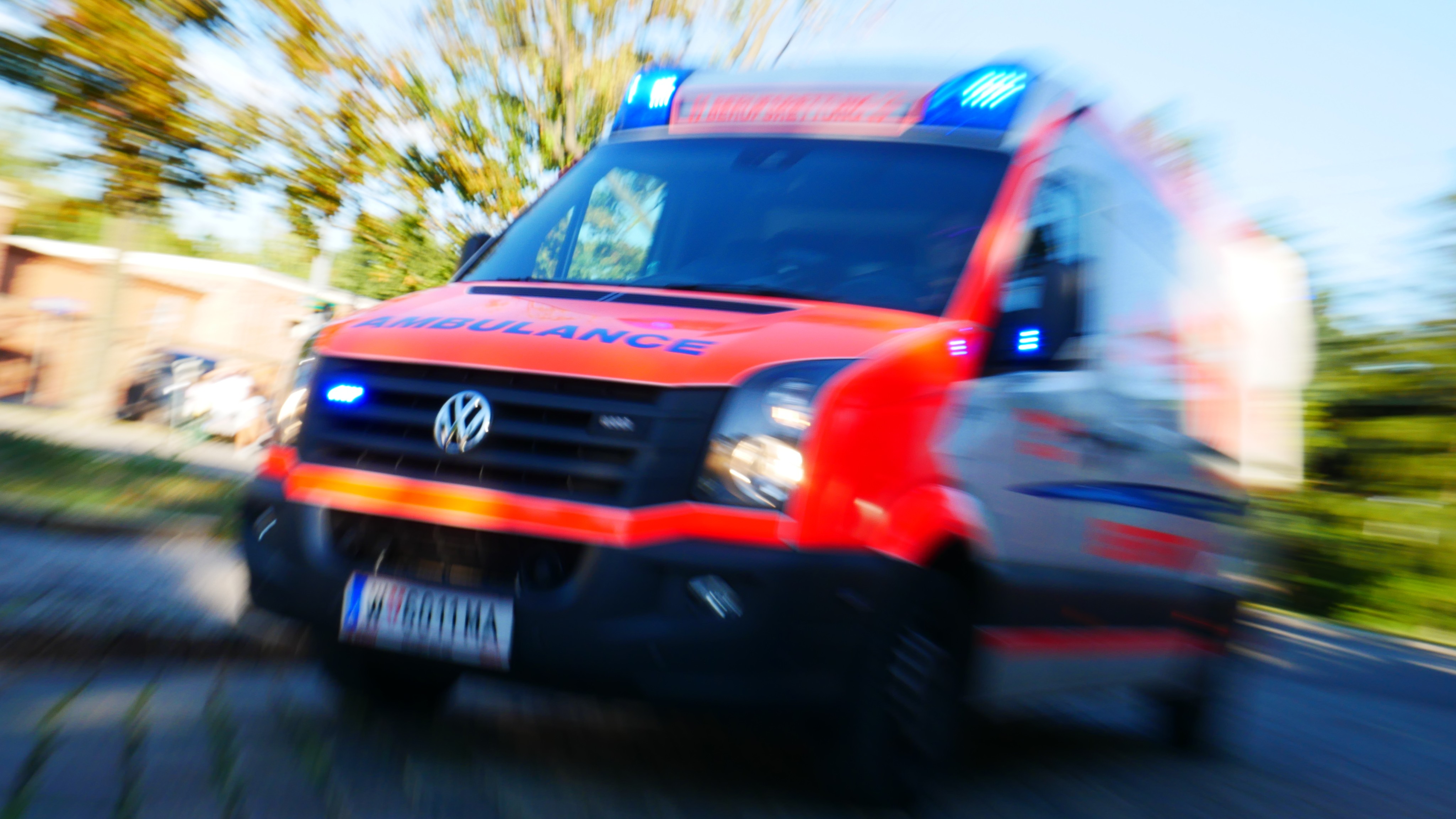 V Dunaju se je voznik e-skiroja hudo poškodoval v trčenju z avtomobilom