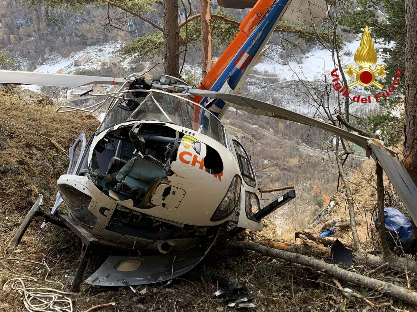 Ein Foto der Feuerwehr Sondrio zeigt den abgestürzten Helikopter