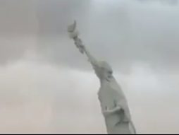 35-Meter-Statue fällt um: Sturm sorgt für spektakulären Einsturz