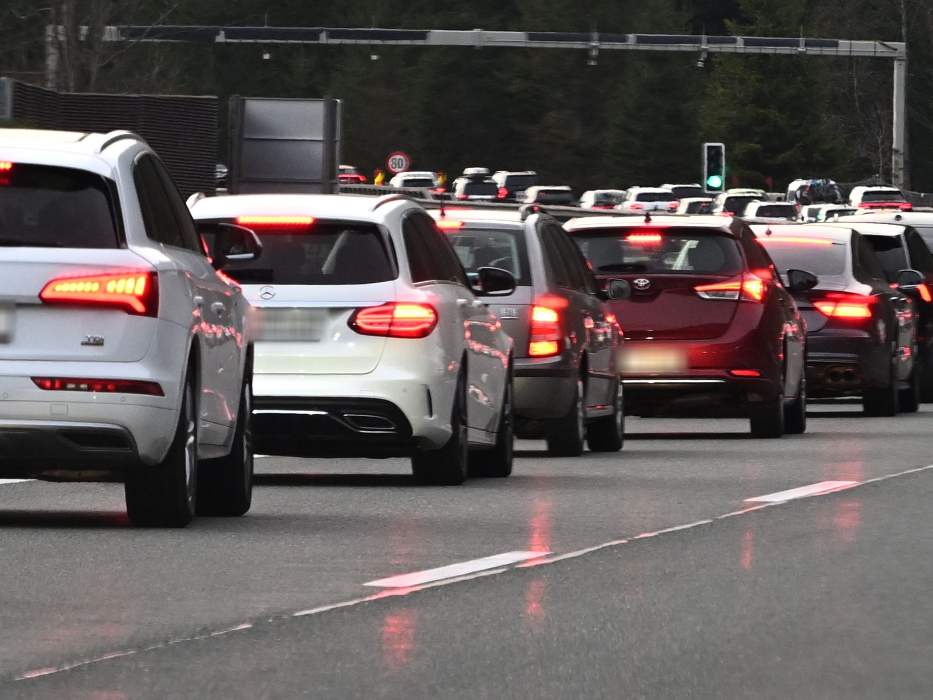 In Tirol treten am 20. Dezember 2025 Fahrverbote auf Nebenstraßen in Kraft, die bis einschließlich 6. April 2026 an Wochenenden und Feiertagen gelten.