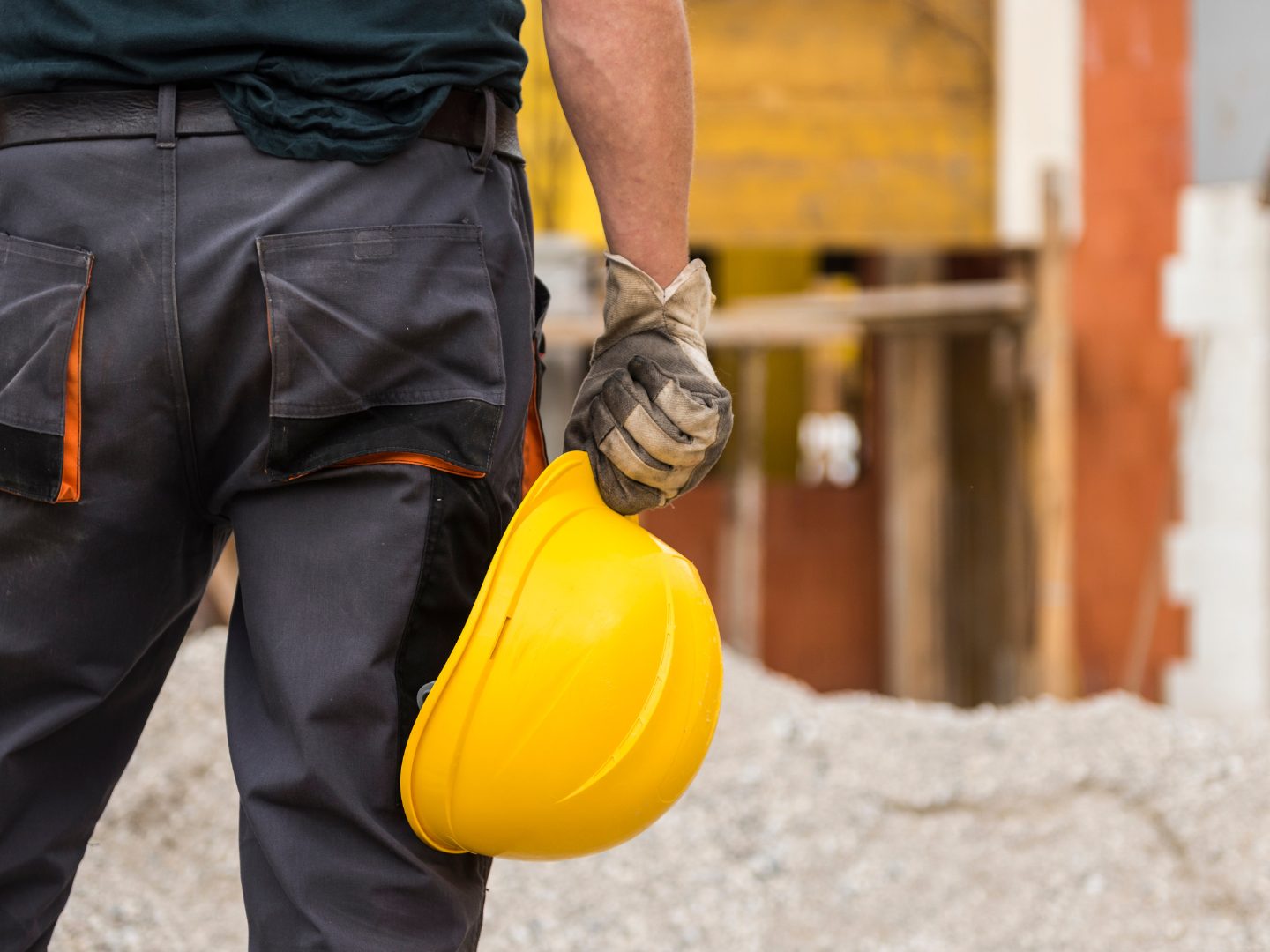 Ein tragischer Unfall bei Forstarbeiten in Tirol forderte ein Menschenleben.