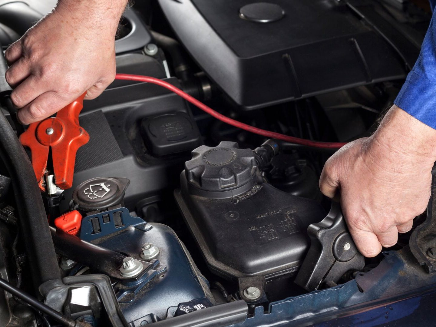 Der ÖAMTC erklärt: So funktioniert richtige Starthilfe im Winter.